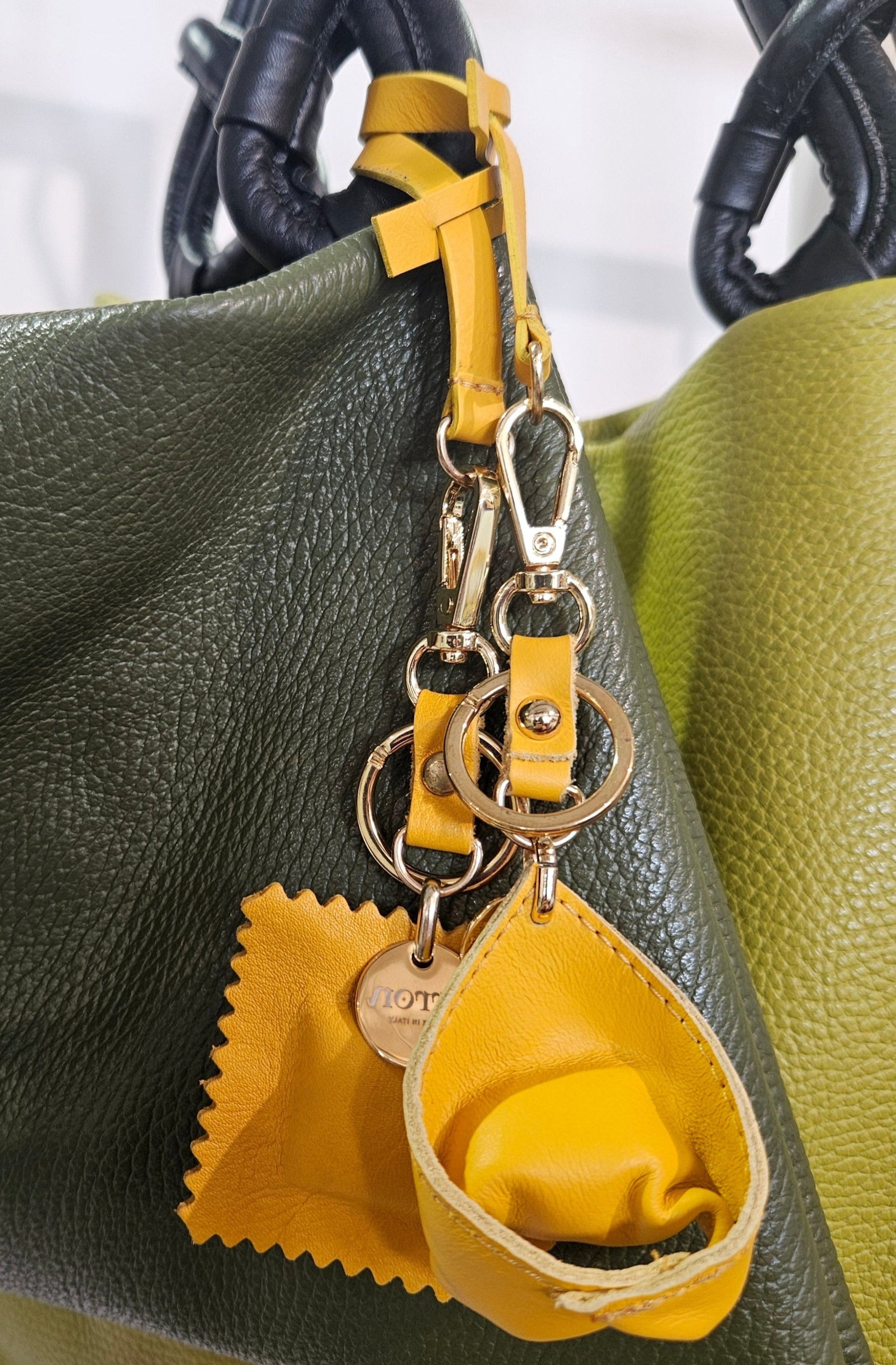 charm per borsa divertente in pelle a forma di pasta italiana raviolo tortellone brand Arron