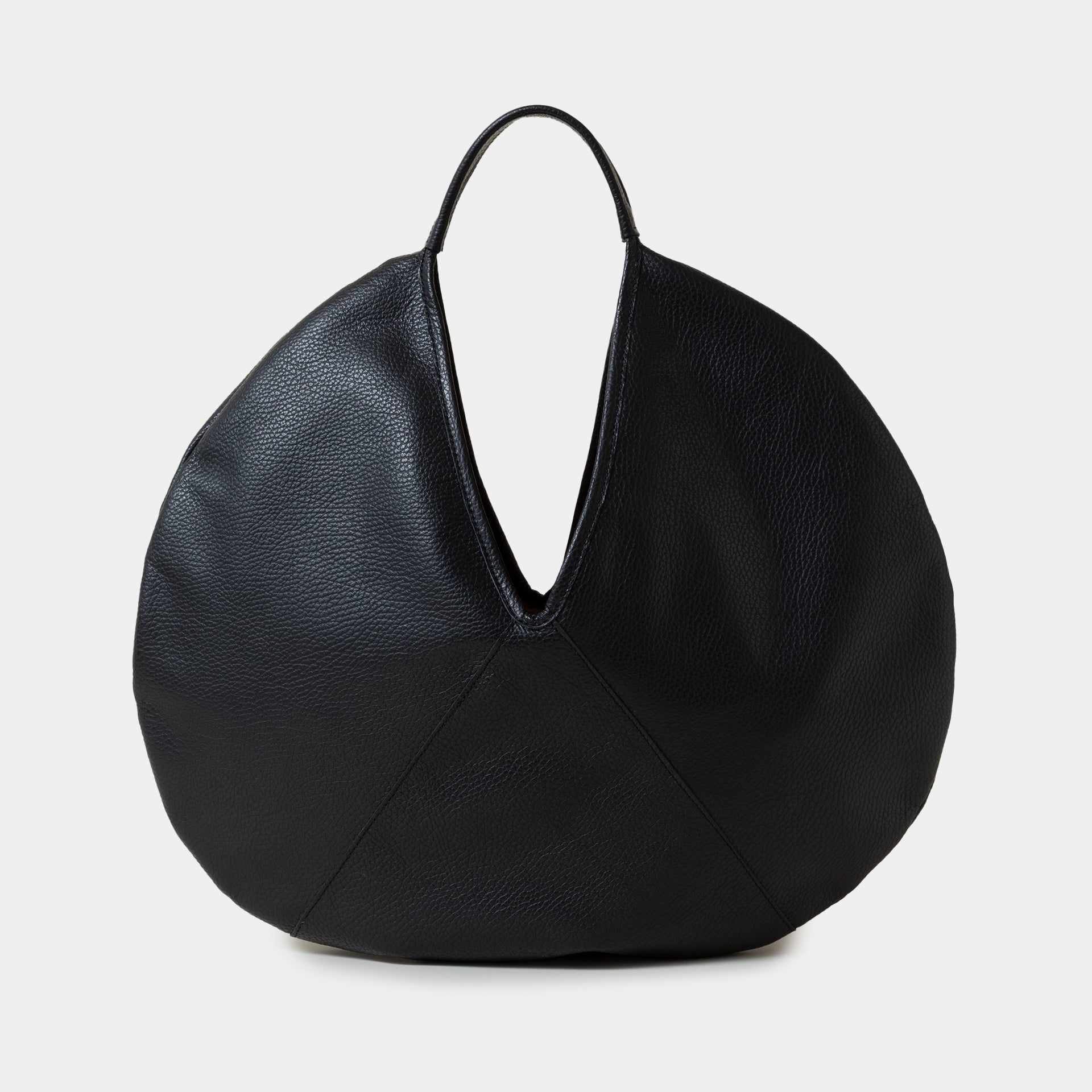 borsa rotonda NOA del brand ARRON in pelle martellata nera