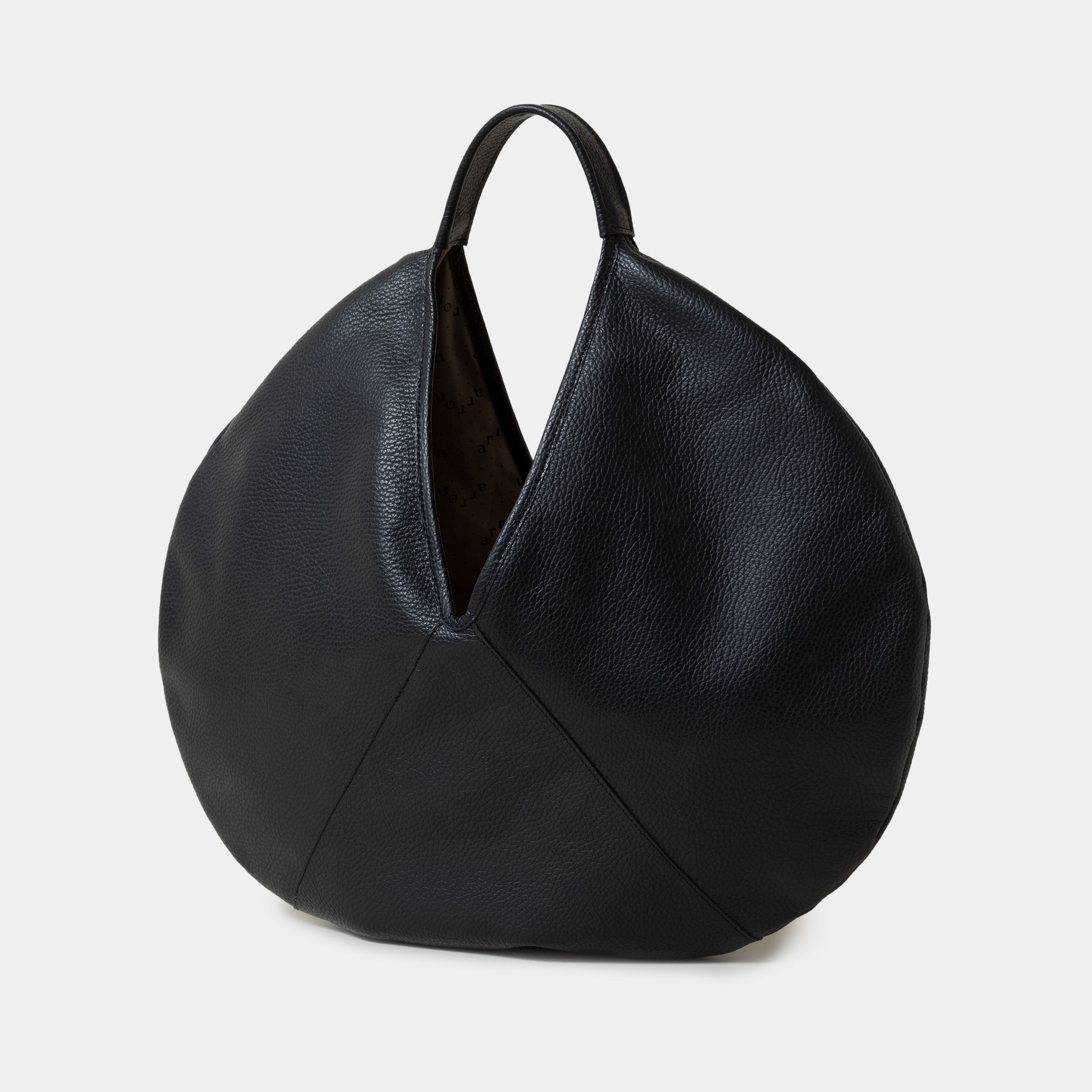 borsa rotonda NOA del brand ARRON in pelle martellata nera
