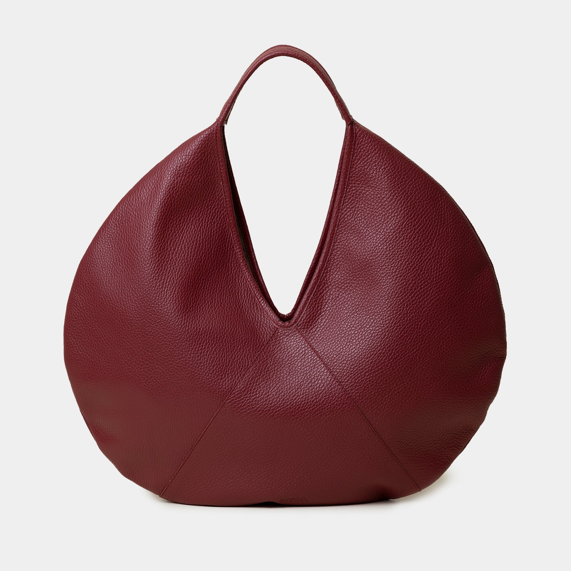 borsa rotonda hobo in pelle martellata bordeaux design contemporaneo minimalista brand Arron made in Italy