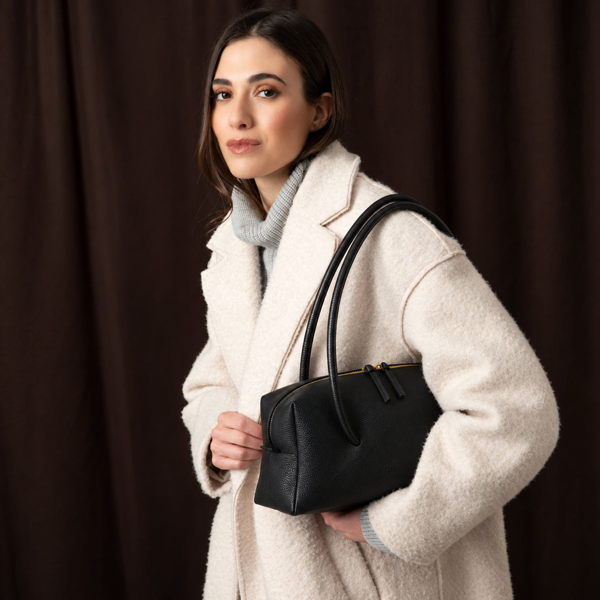 borsa east west Arron Carol in pelle nera indossata a spalla design quiet luxury made in italy