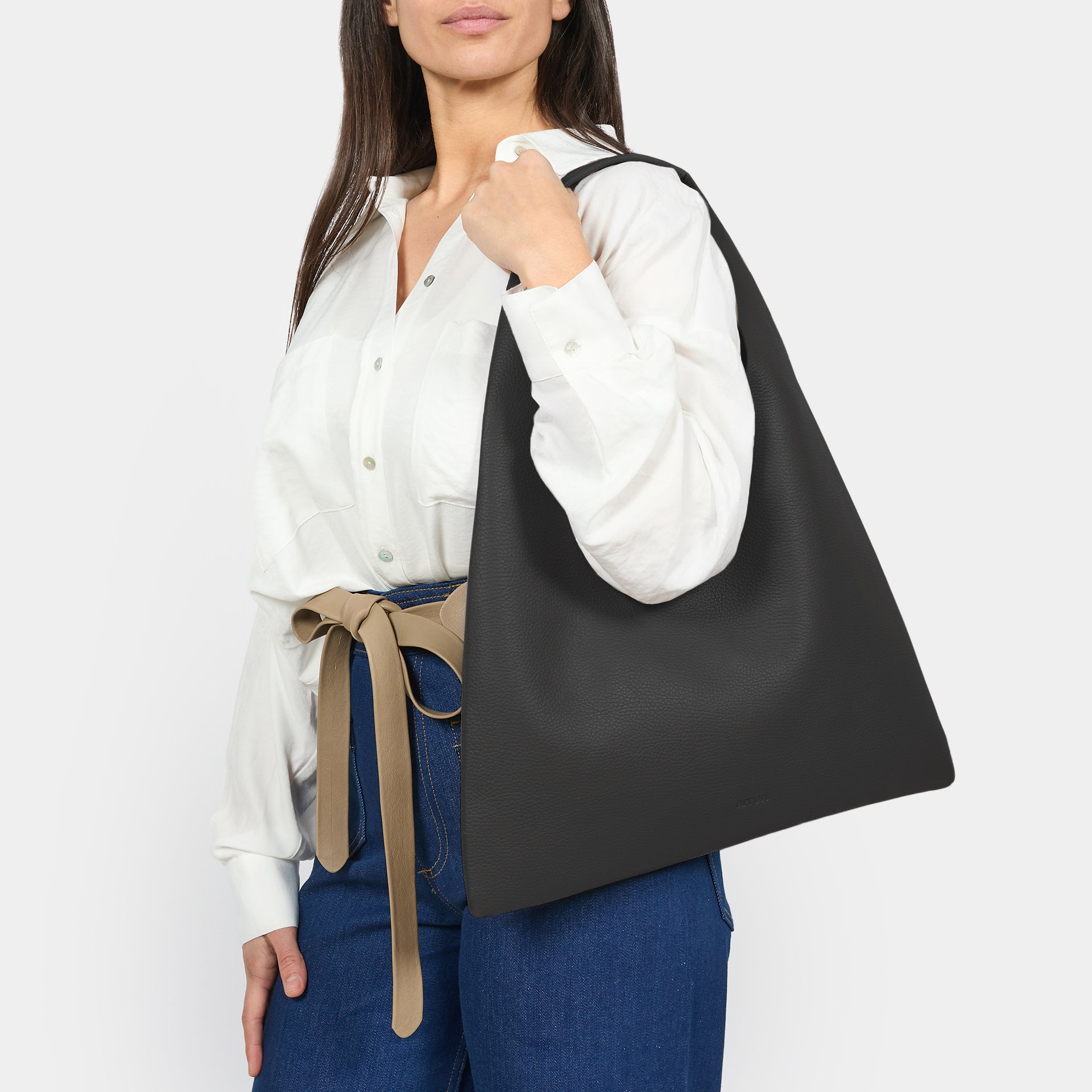 borsa hobo in pelle martellata nera brand Arron