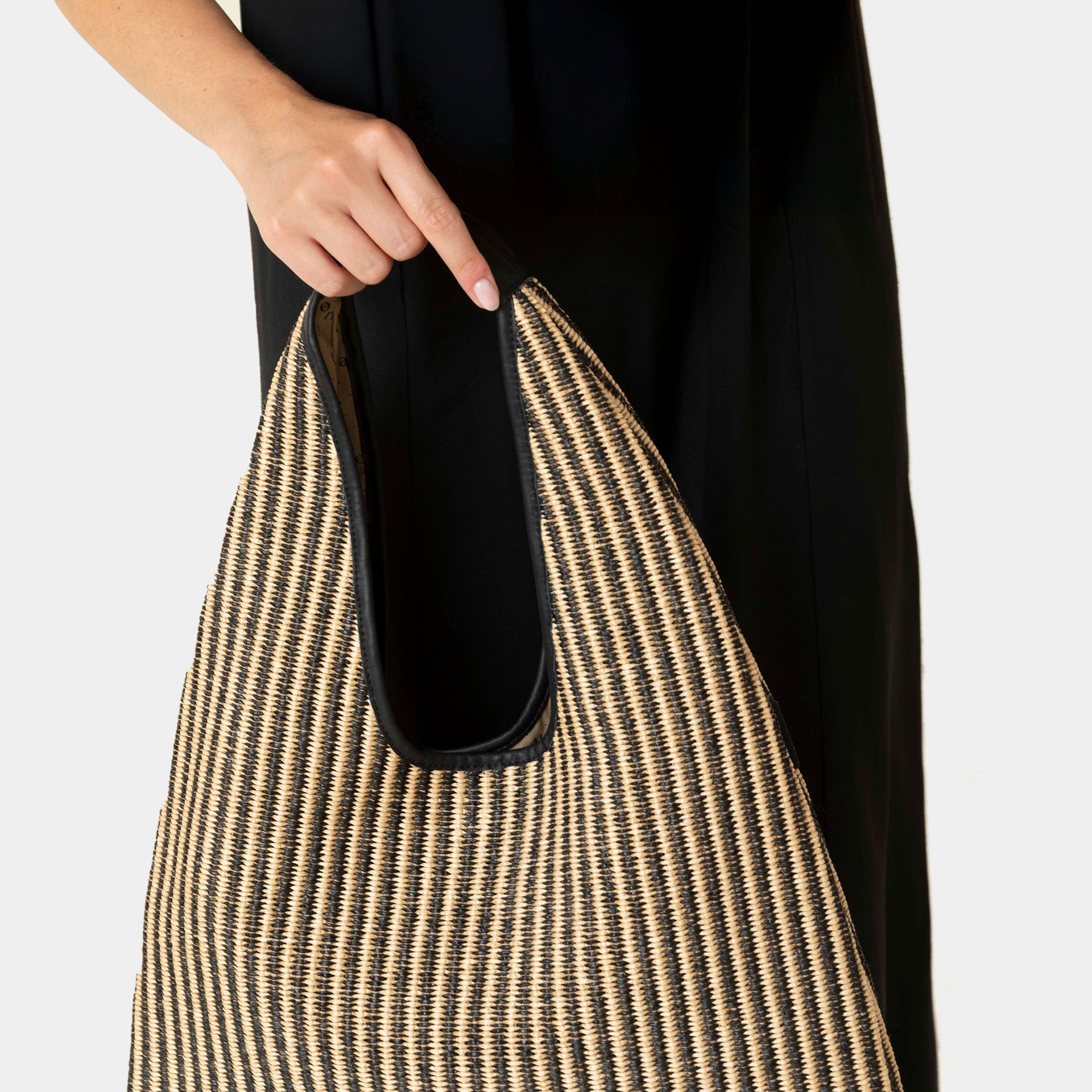 borsa EVA hobo Arron a spalla in pelle e rafia rigata naturale e nero