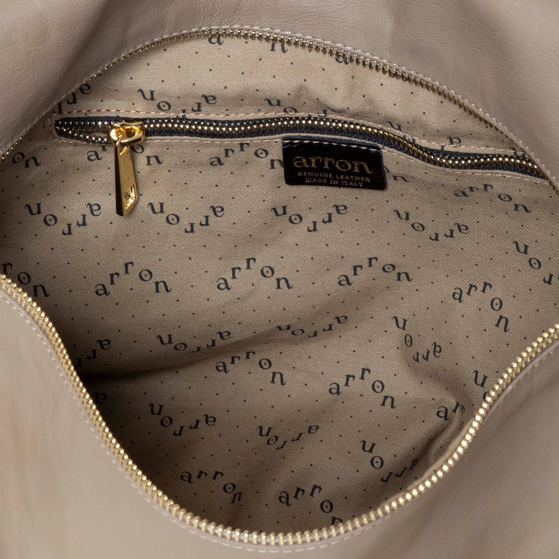interno borsa baguette a spalla Arron in morbida nappa color taupe con cerniera zip