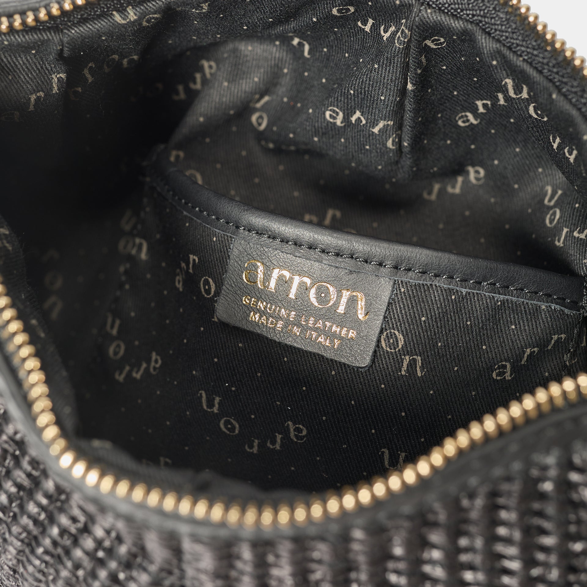 borsa ARRON a mezzaluna in rafia e pelle nera a tracolla e a mano