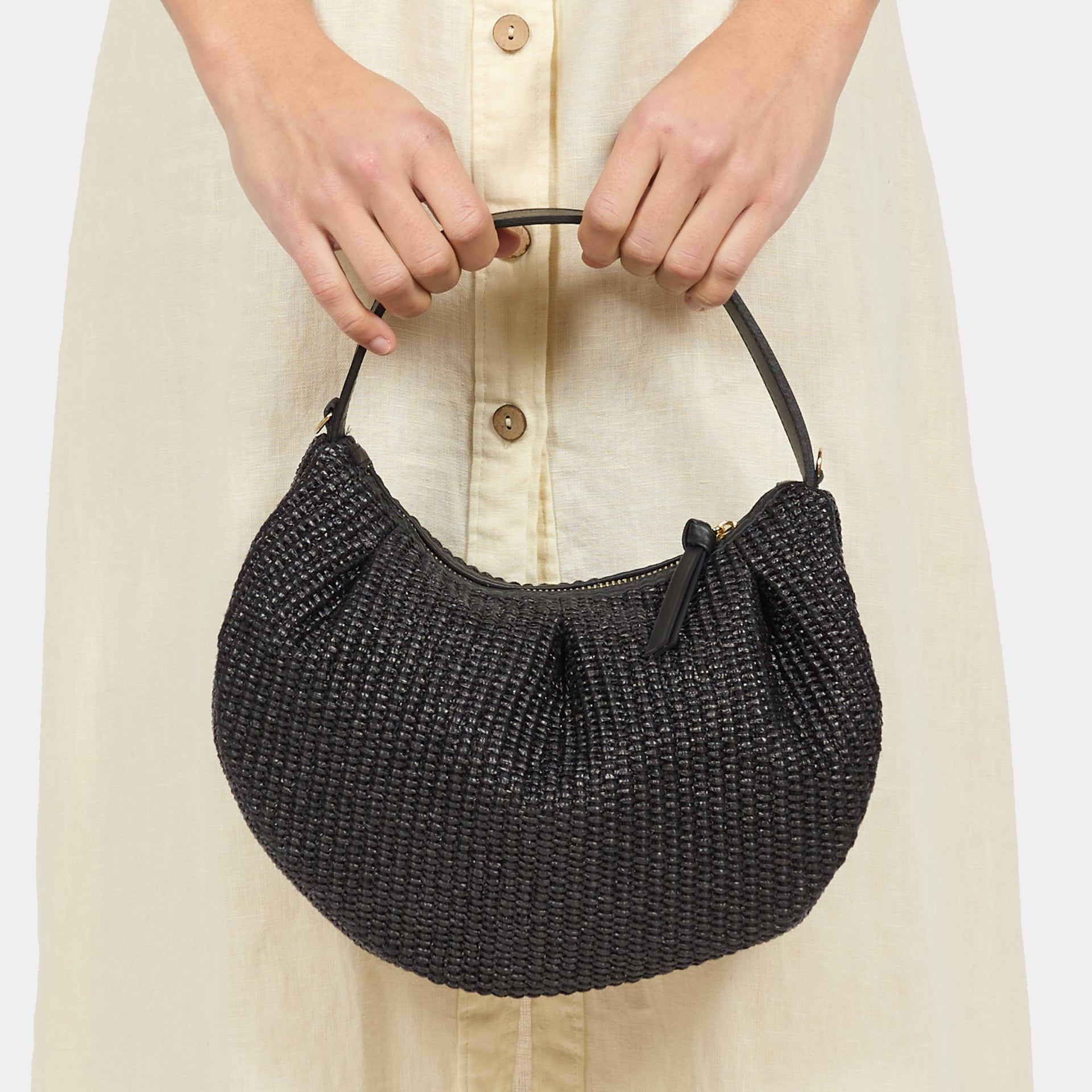 borsa ARRON a mezzaluna in rafia e pelle nera a tracolla e a mano