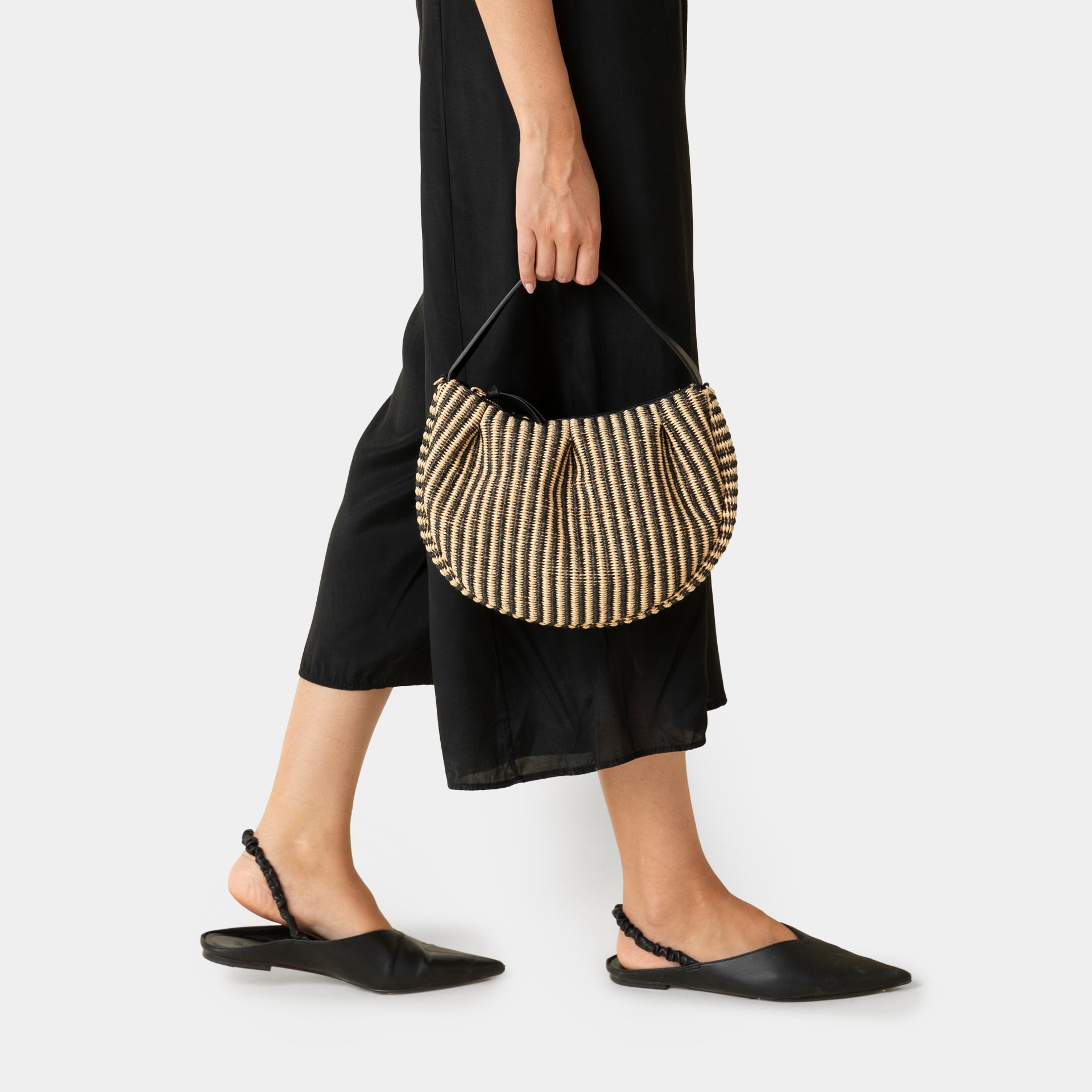 borsa ARRON a mezzaluna in rafia rigata e pelle nera a tracolla e a mano