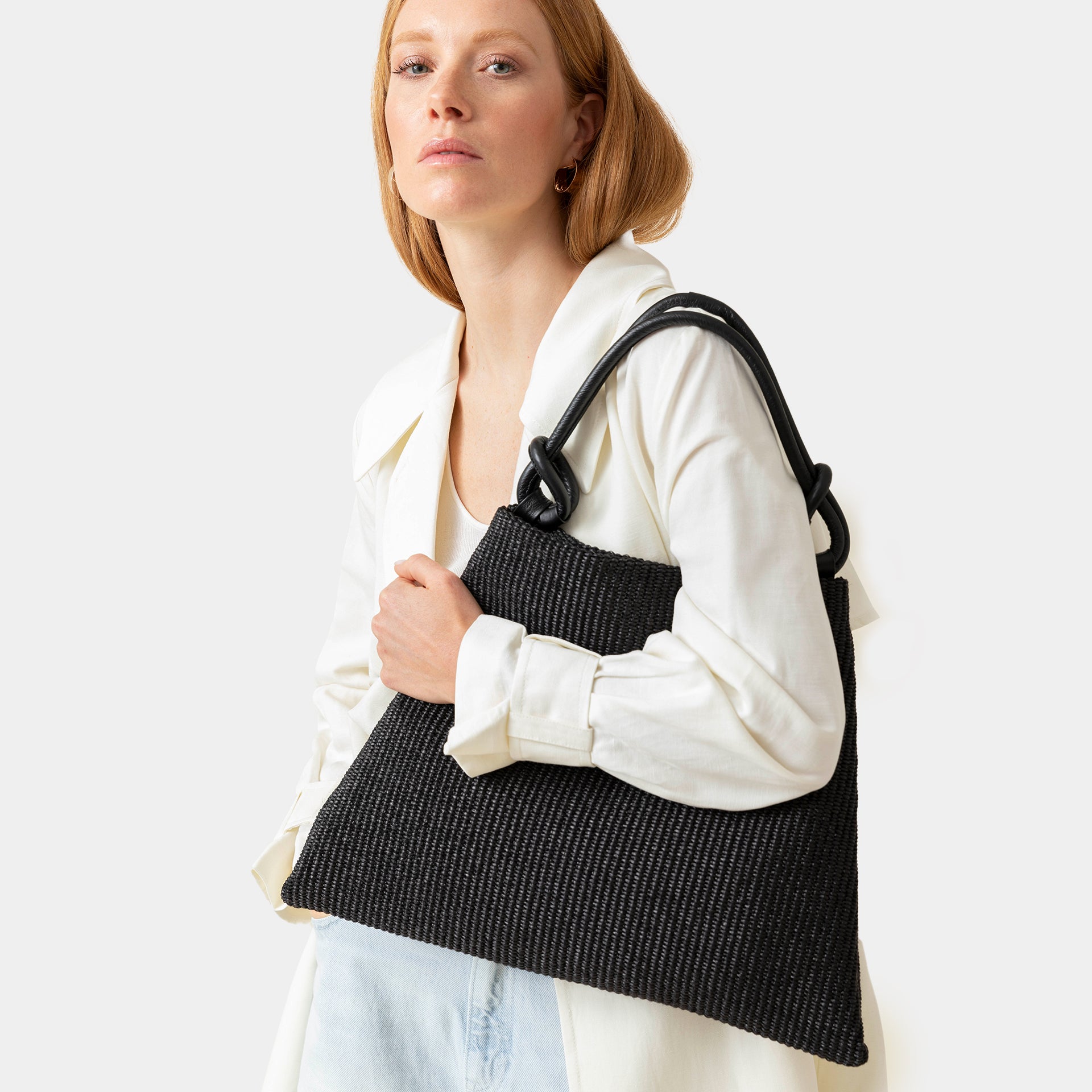 borsa grande Arron in rafia nera e pelle nera con manico a nodo e tracolla