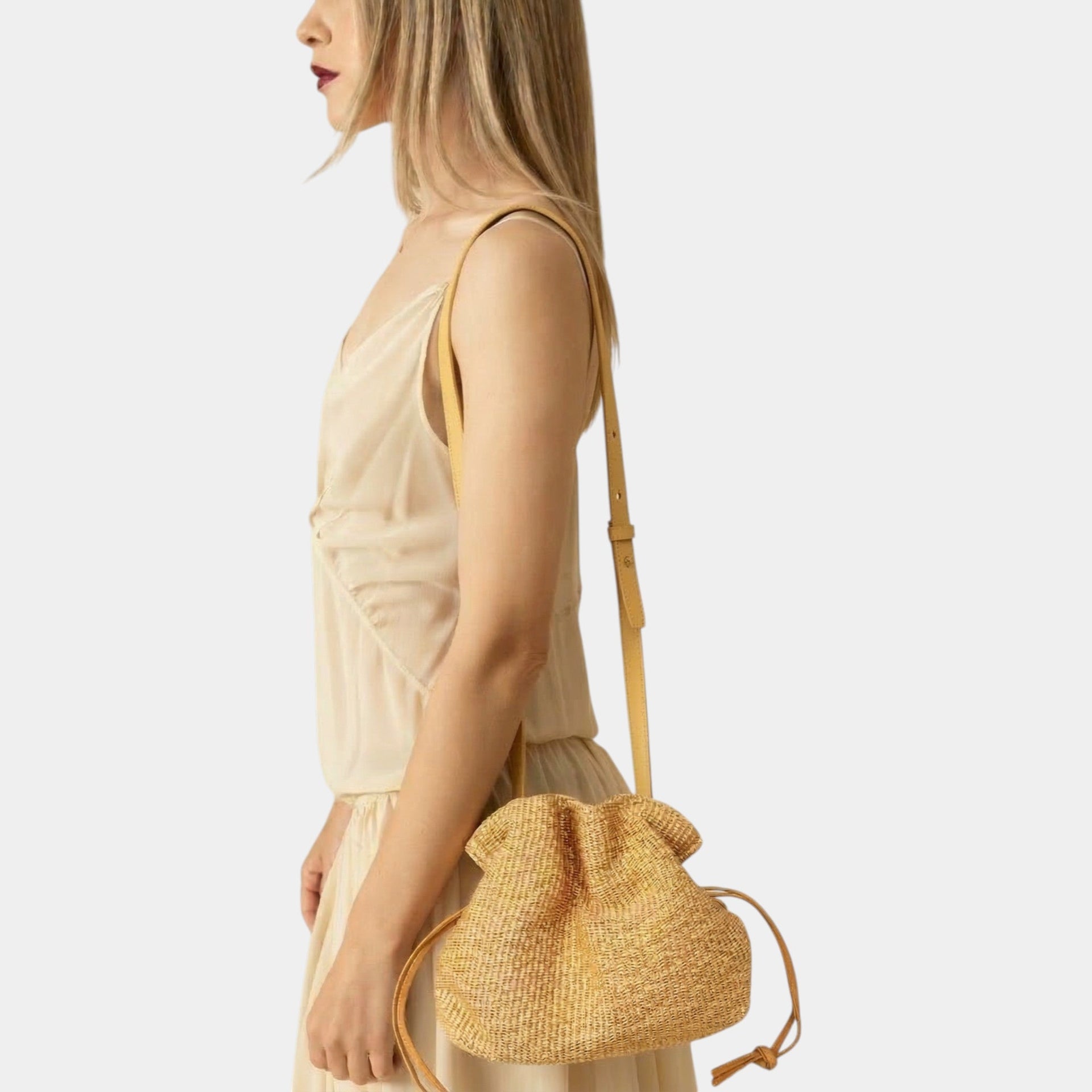 ROSSANA BORSA A SACCHETTO IN RAFIA E PELLE CON COULISSE COLORE SENAPE BRAND ARRON INDOSSATA A TRACOLA REGOLABILE