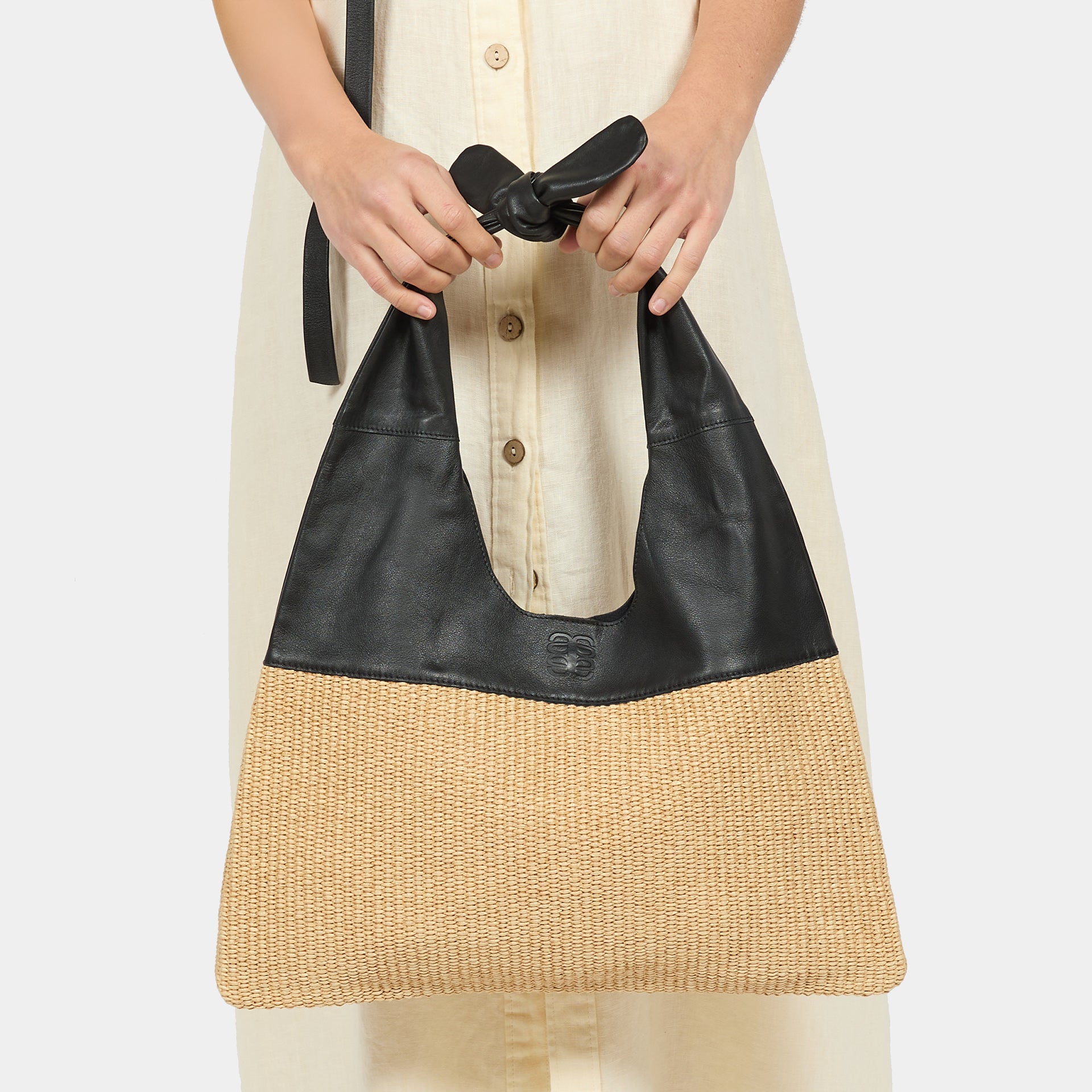 Borsa Arron in pelle nera e rafia naturale con fiocco a spalla