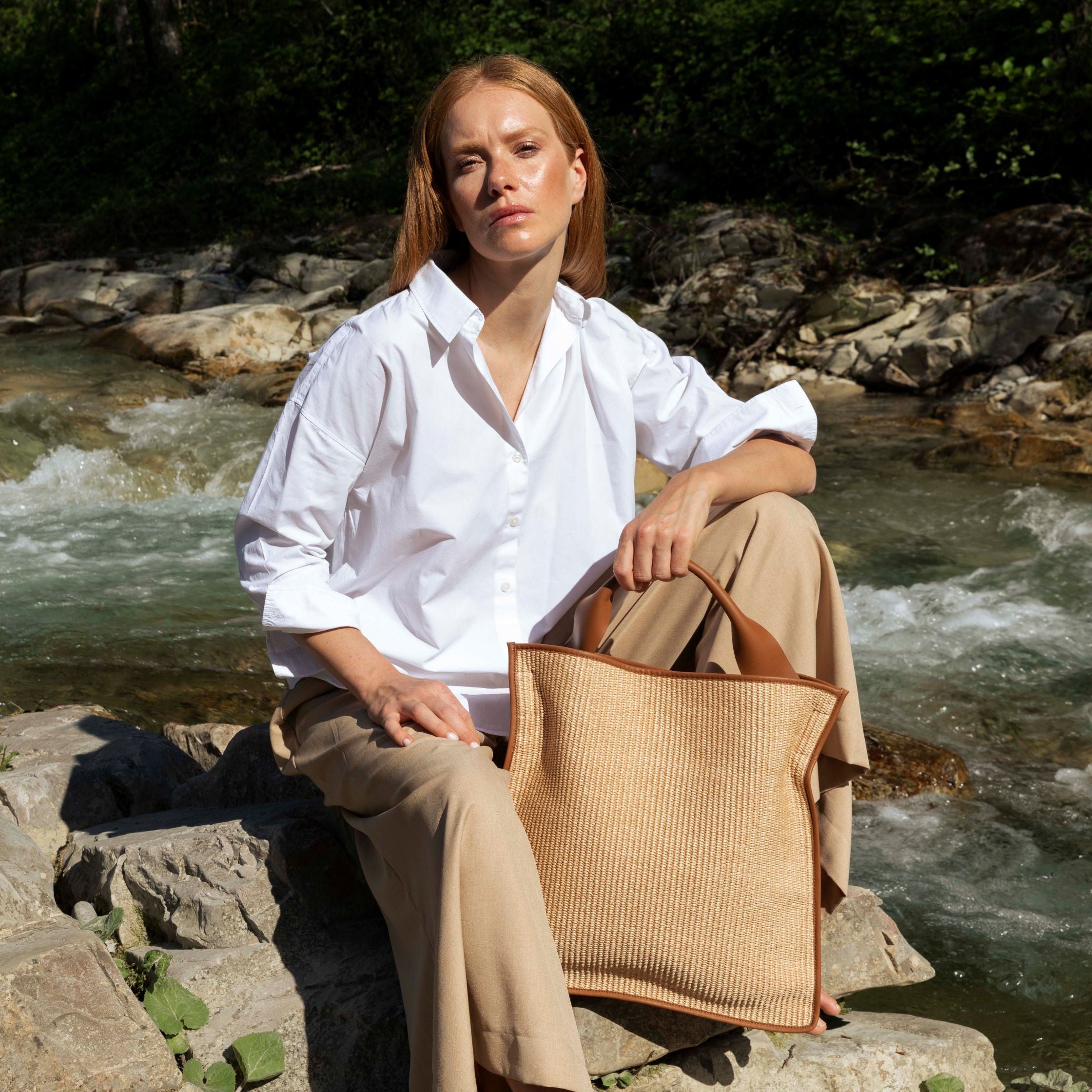 borsa archie in rafia naturale ecru marchio Arron indossata lifestyle