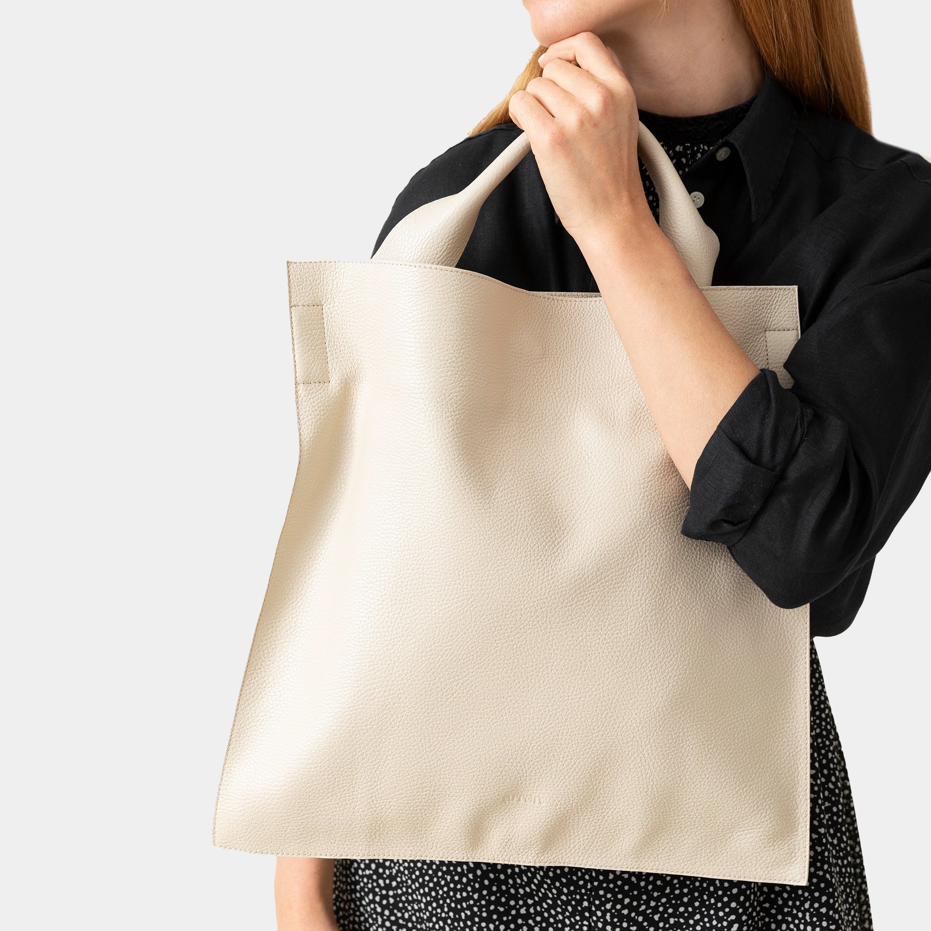 borsa shopper ARRON in pelle martellata color latte avena tracolla e a spalla