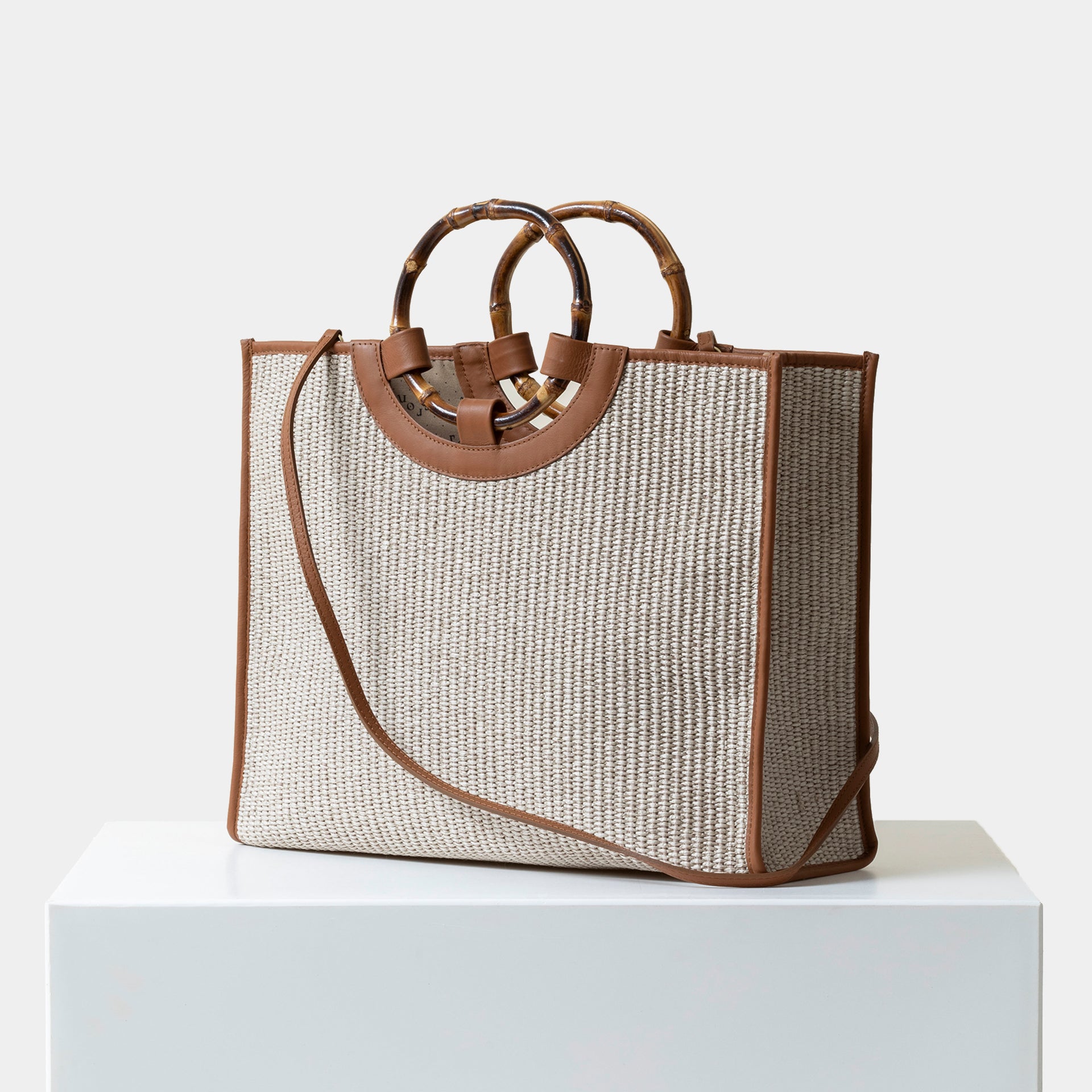 Bamboo bag in rafia taupe e pelle cuoio con manico in bamboo Arron e tracolla taglia grande