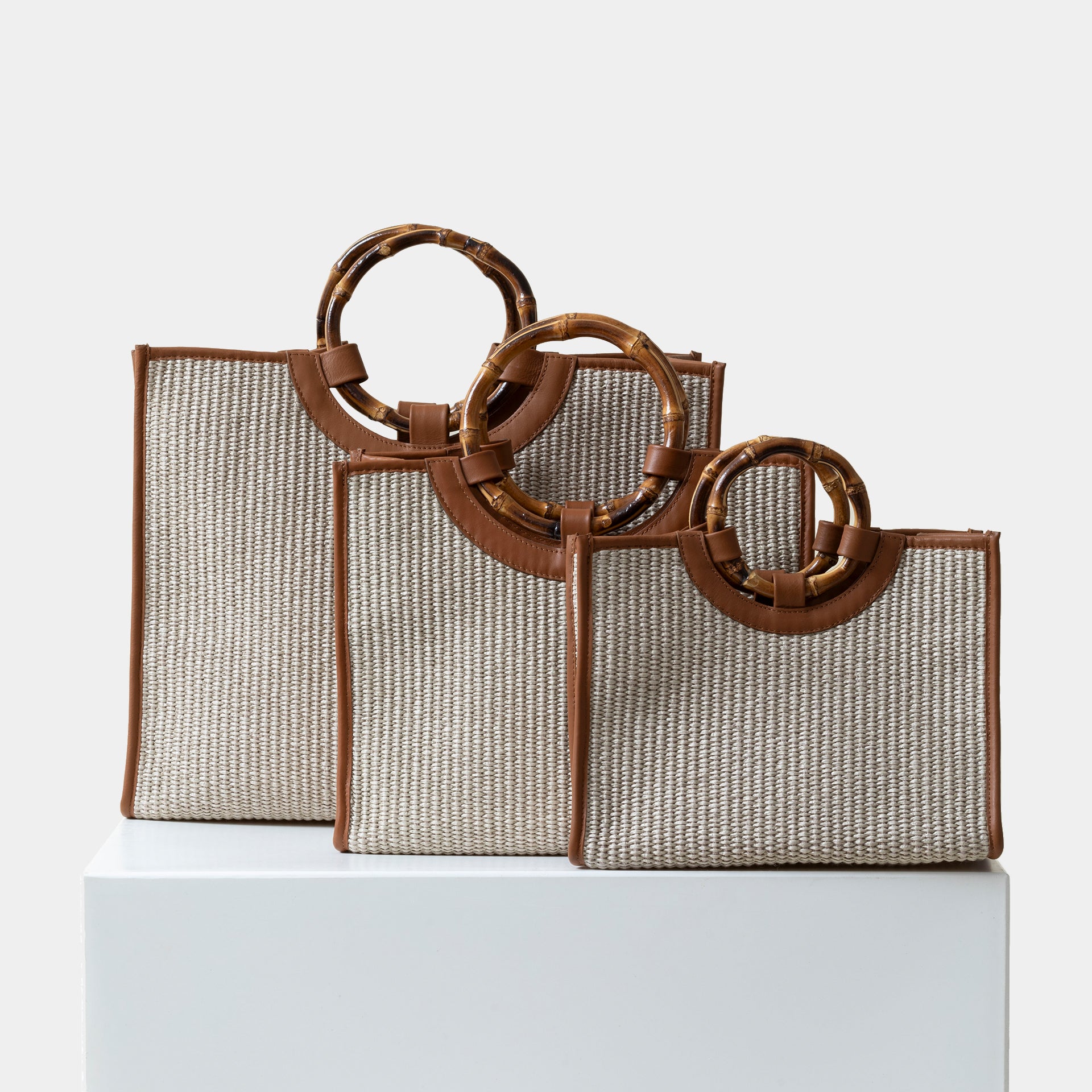 Bamboo bag in rafia taupe e pelle nera con manico in bamboo Arron e tracolla taglia piccola media e grande