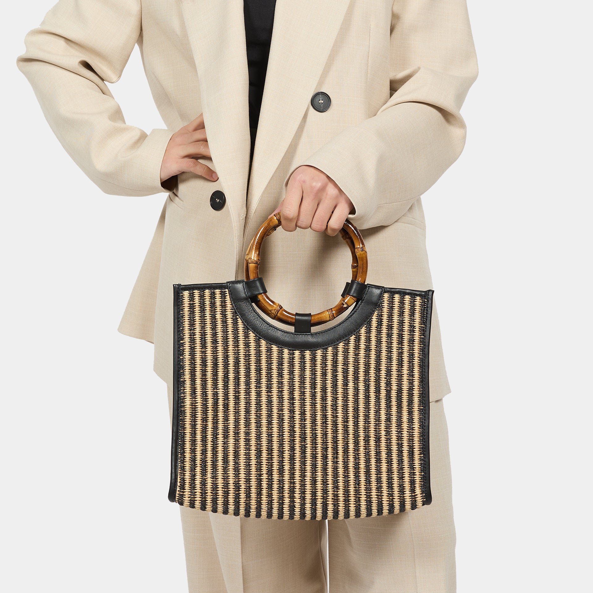 Bamboo bag in rafia rigata e pelle nera con manico in bamboo Arron e tracolla taglia media