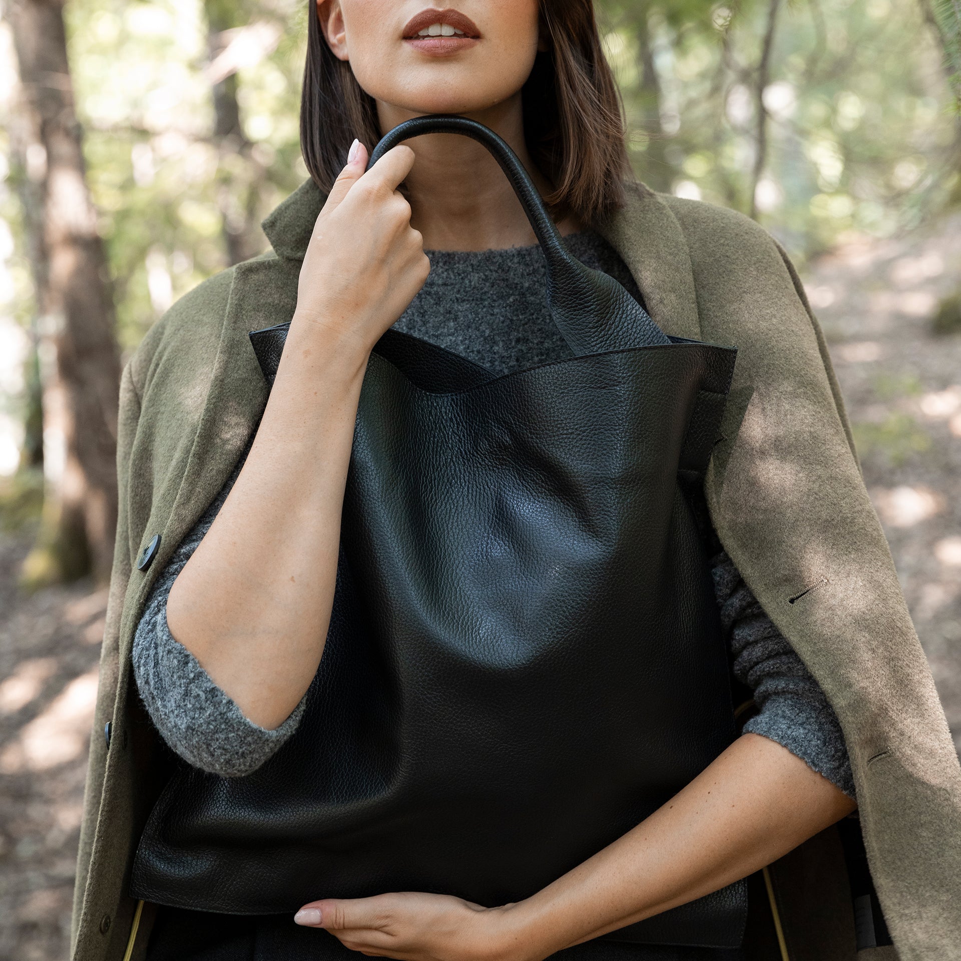 borsa shopping minimalista con tracolla in pelle martellata nera made in italy marchio Arron