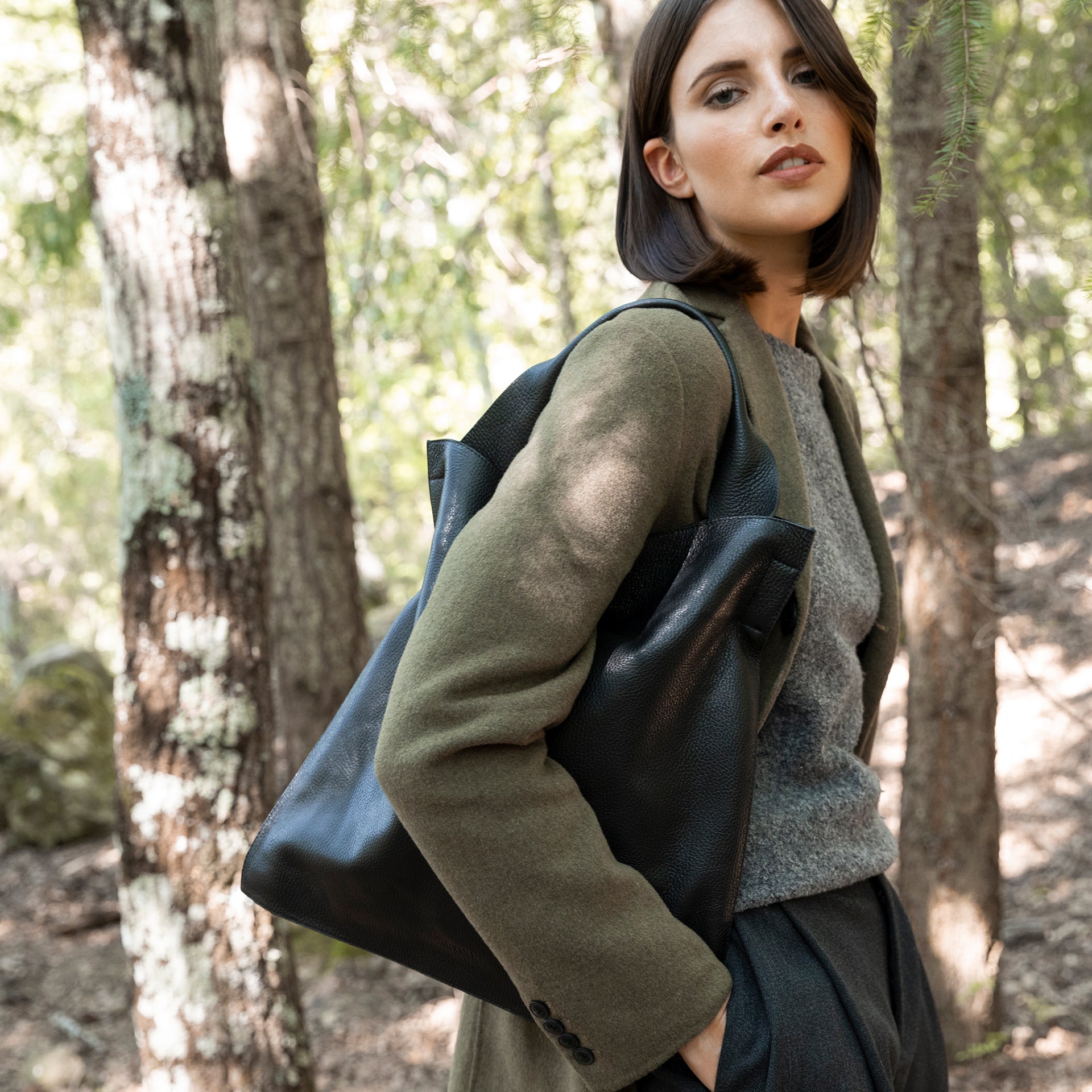 borsa shopping minimalista con tracolla in pelle martellata nera made in italy marchio Arron