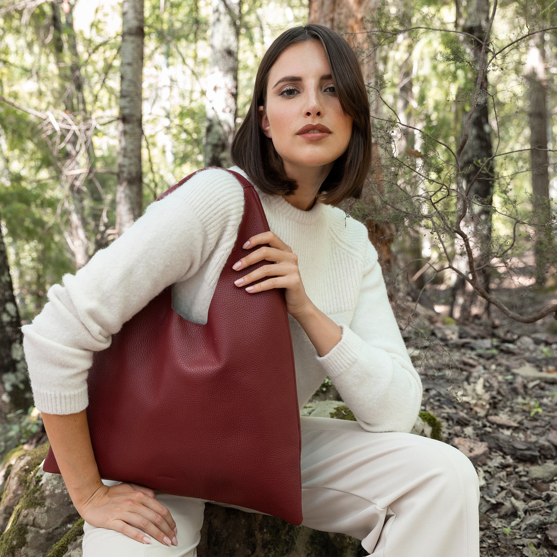 borsa hobo triangolare vestibilità comoda a spalla in pelle martellata bordeaux burgundy