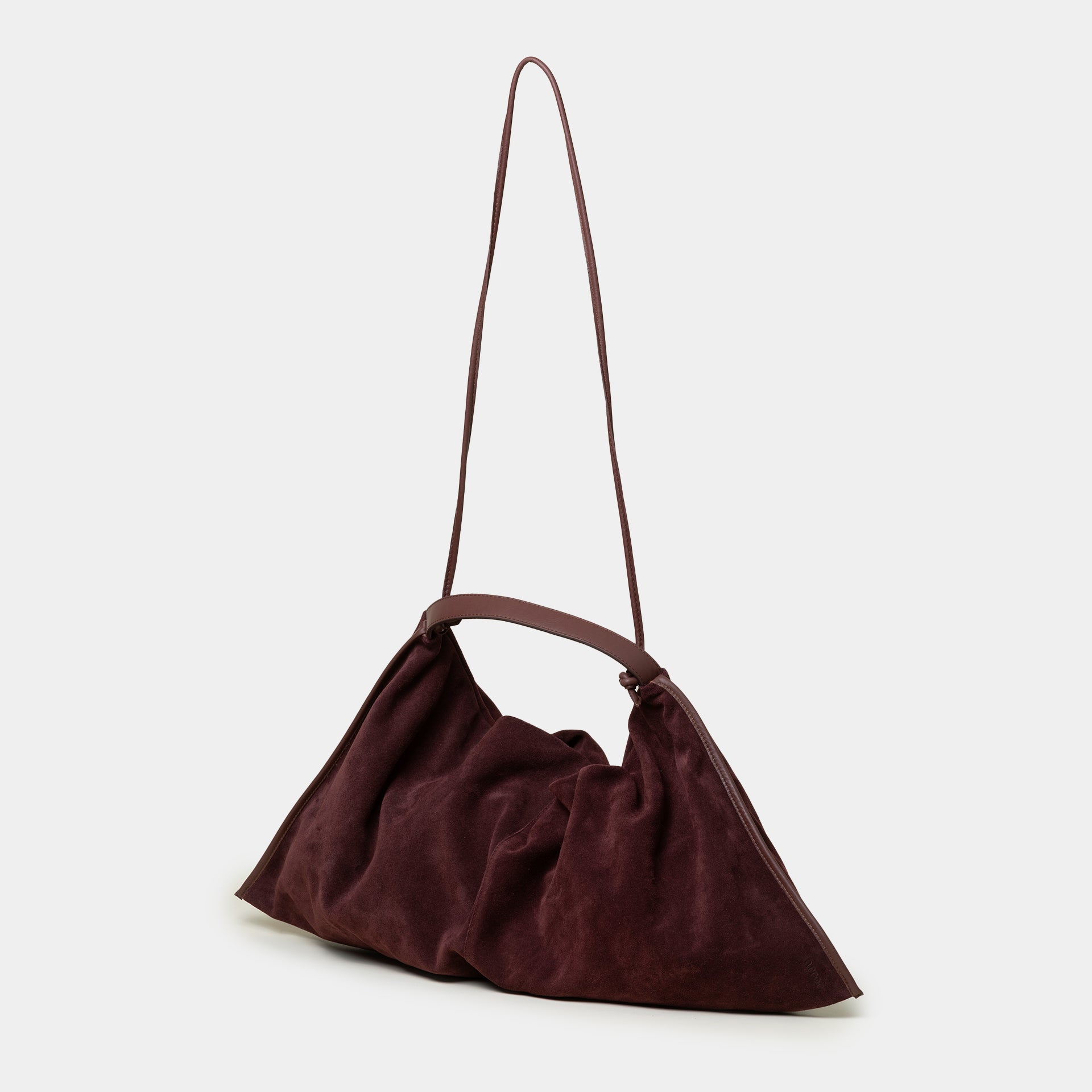 borsa destrutturata a tracolla e a spalla in camoscio bordeaux burgundy design contemporaneo minimalista Arron Made in Italy