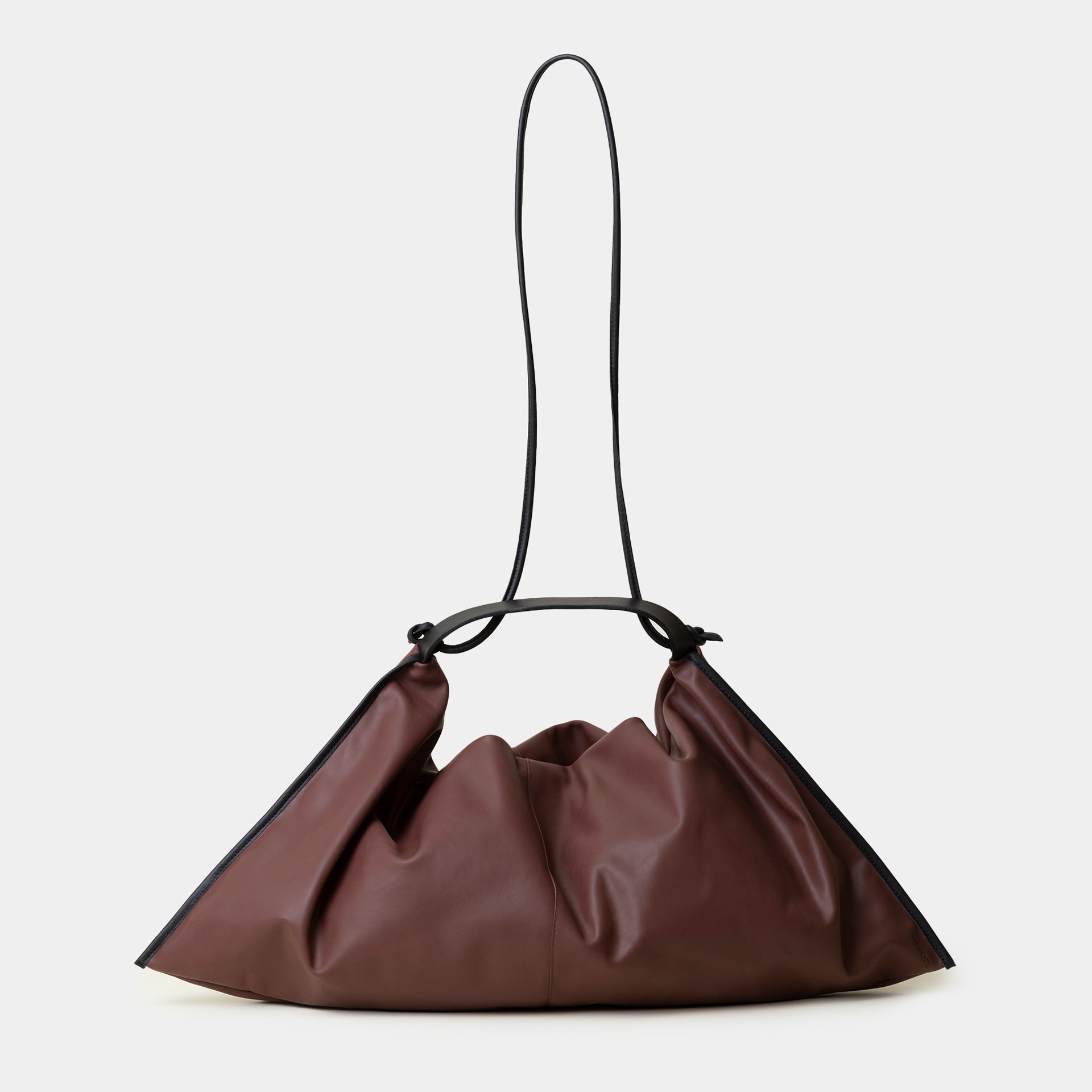 borsa destrutturata a tracolla e a spalla in pelle marrone bruciato design contemporaneo minimalista Arron Made in Italy