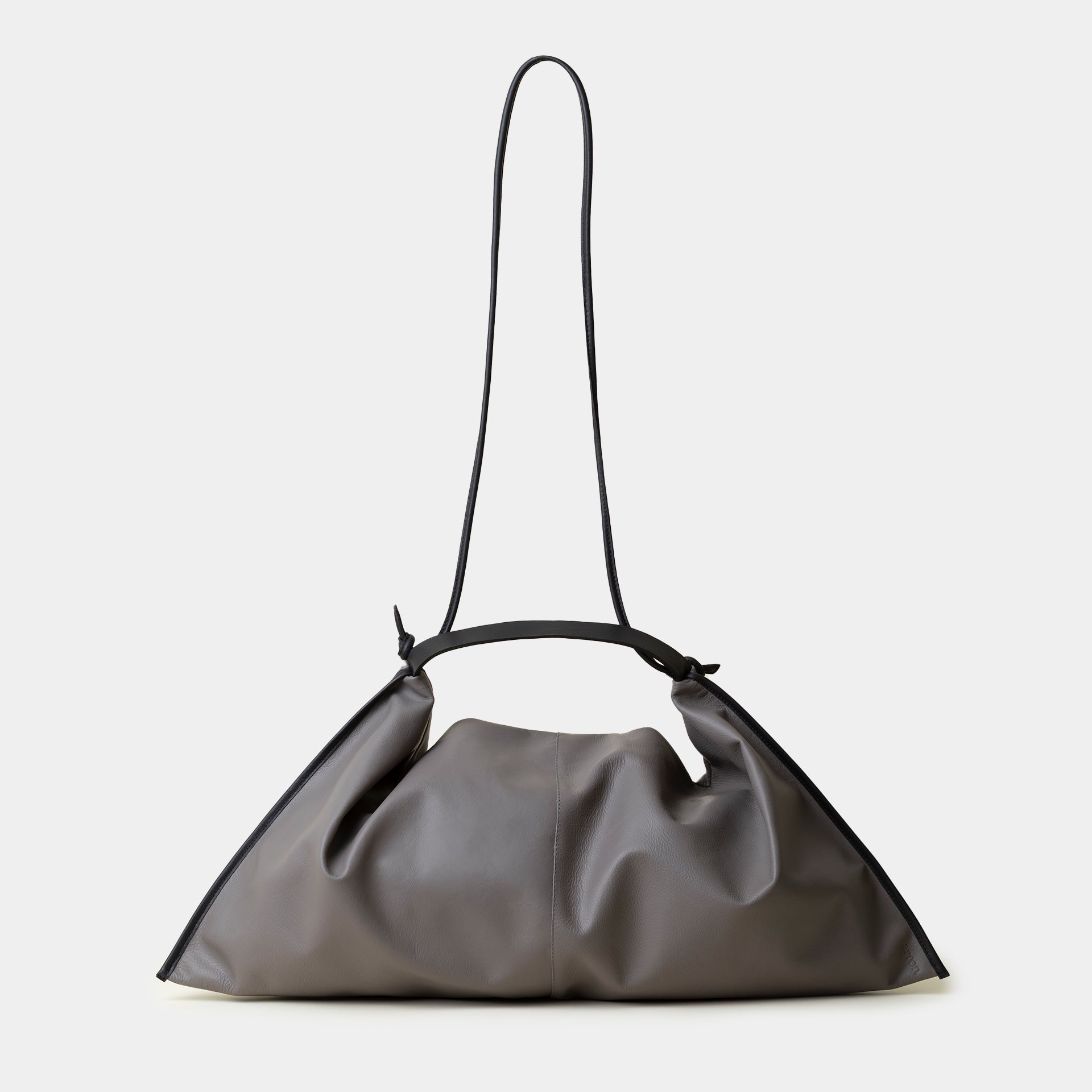 borsa destrutturata a tracolla e a spalla in pelle grigio cenere design contemporaneo minimalista Arron Made in Italy