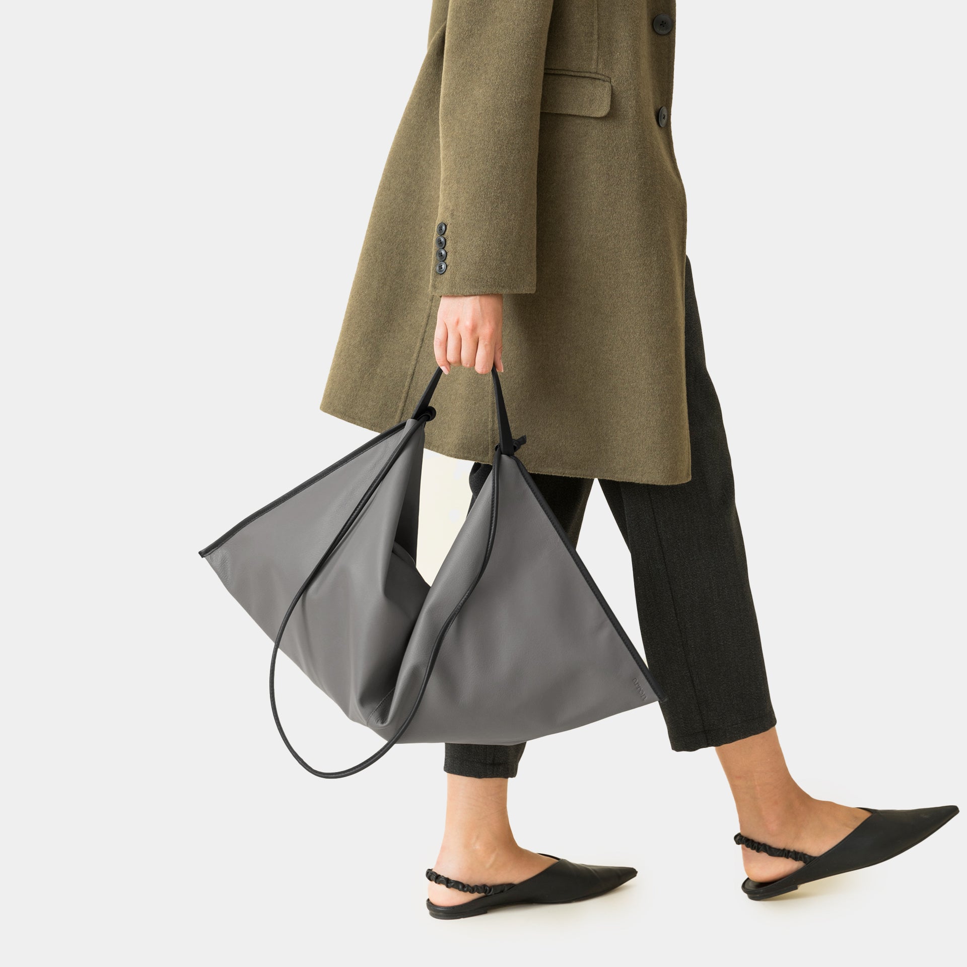 borsa destrutturata a tracolla e a spalla in pelle grigio cenere design contemporaneo minimalista Arron Made in Italy