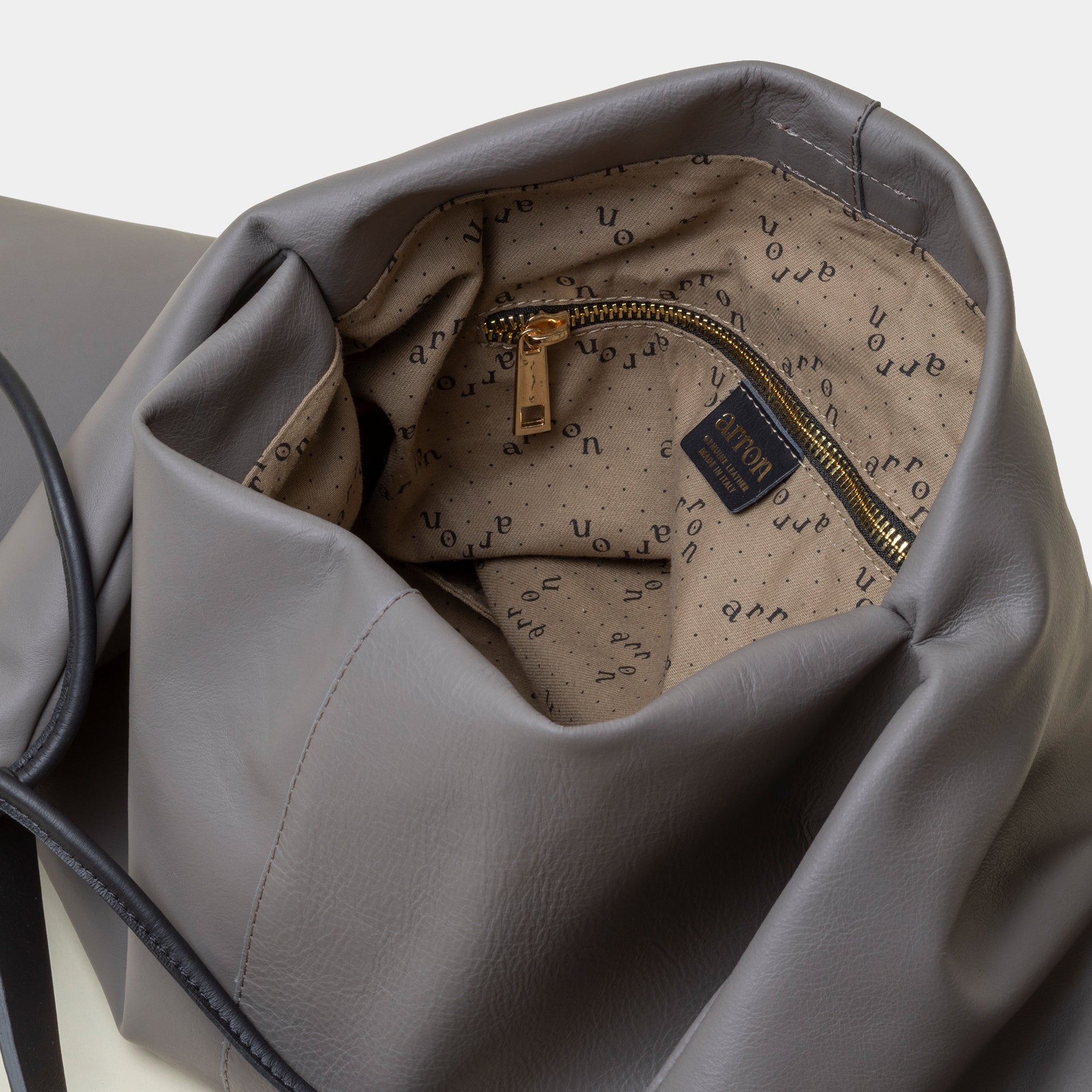 borsa destrutturata a tracolla e a spalla in pelle grigio cenere design contemporaneo minimalista Arron Made in Italy