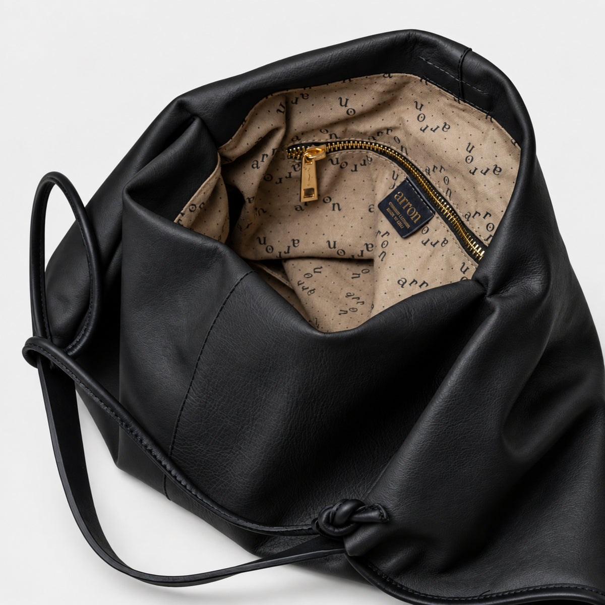 borsa destrutturata a tracolla e a spalla in pelle nera design contemporaneo minimalista Arron Made in Italy