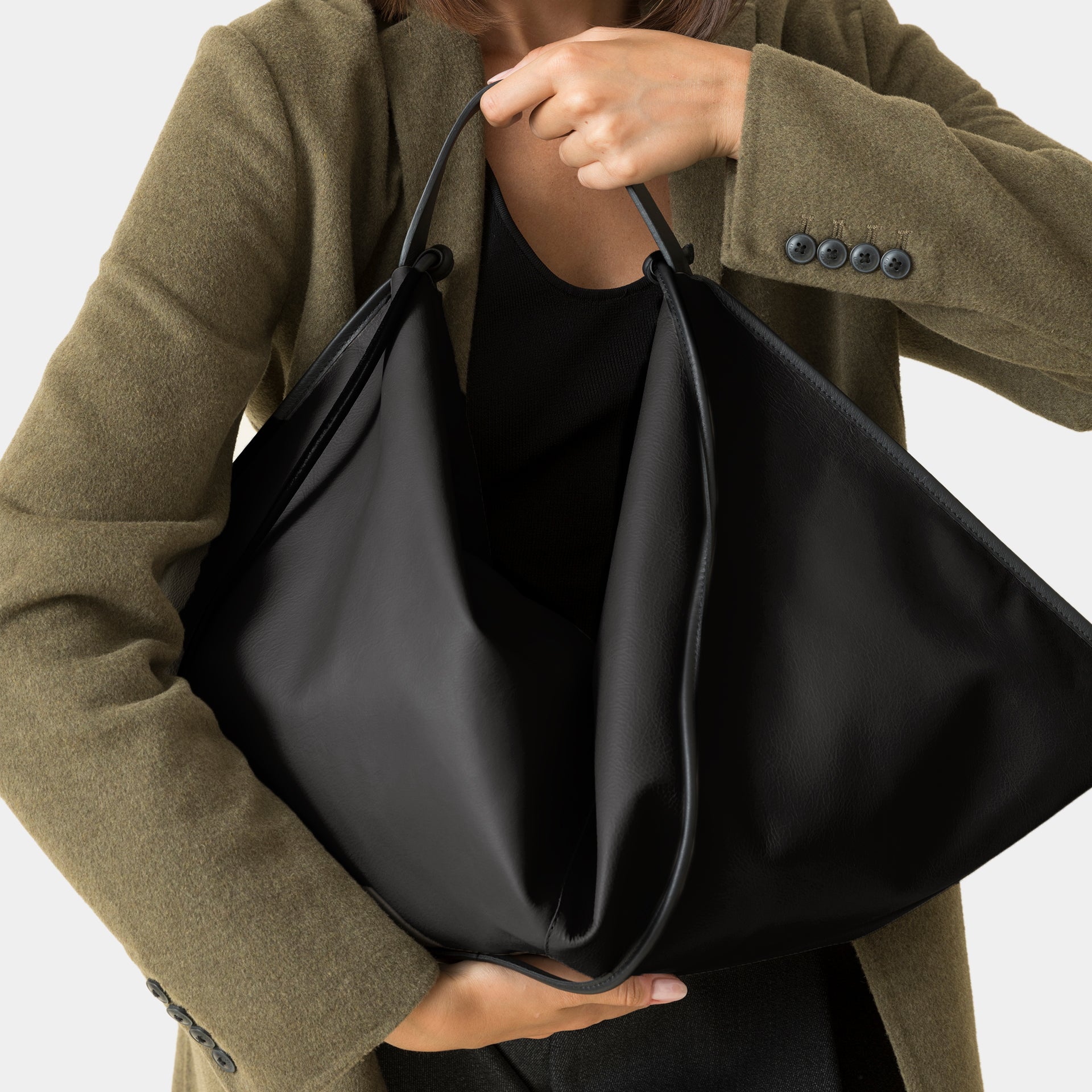 borsa destrutturata a tracolla e a spalla in pelle nera design contemporaneo minimalista Arron Made in Italy