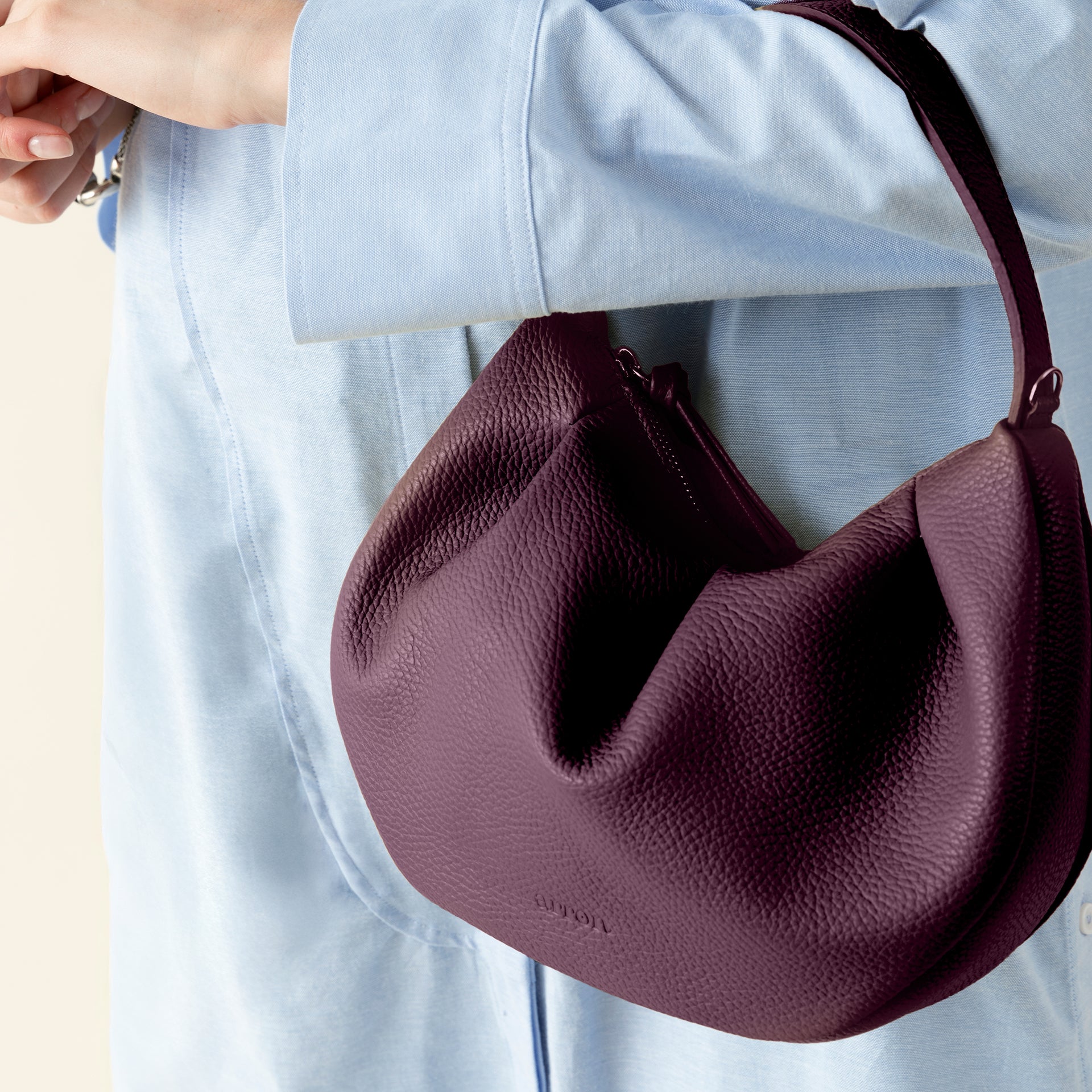 borsa piccola a tracolla pelle martellata dollaro burgundy bordeaux made in Italy brand Arron