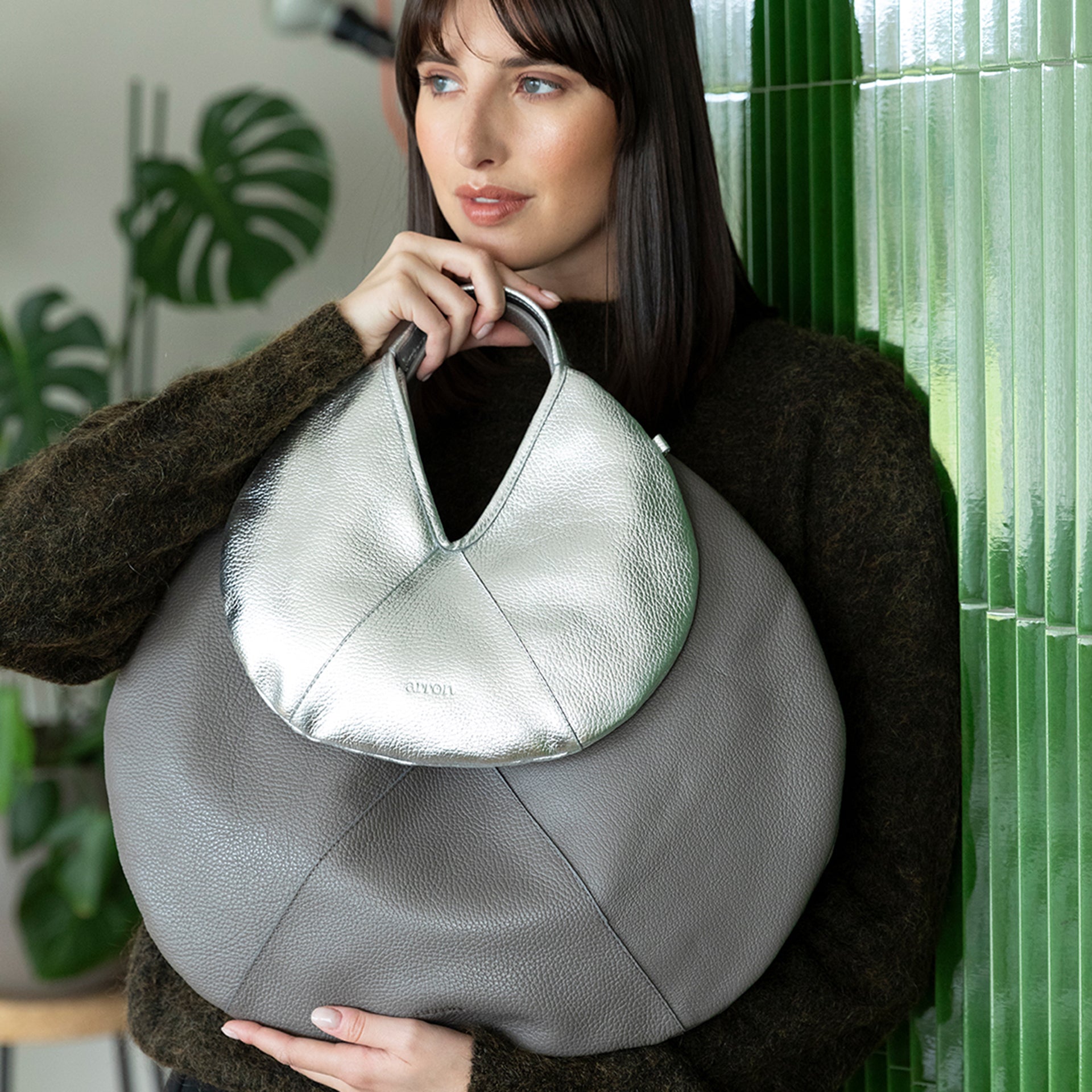 borsa mini forma rotonda hobo in pelle martellata laminata argento silver design contemporaneo minimalista brand Arron made in Italy