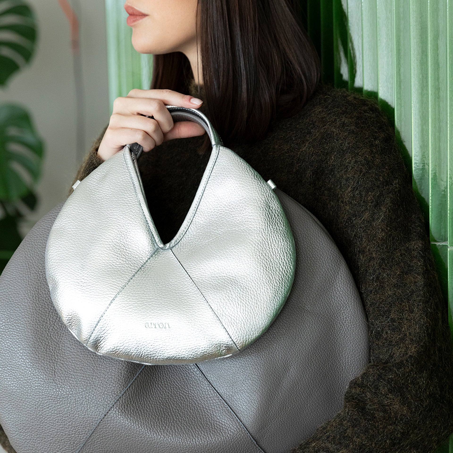 borsa mini forma rotonda hobo in pelle martellata laminata argento silver design contemporaneo minimalista brand Arron made in Italy