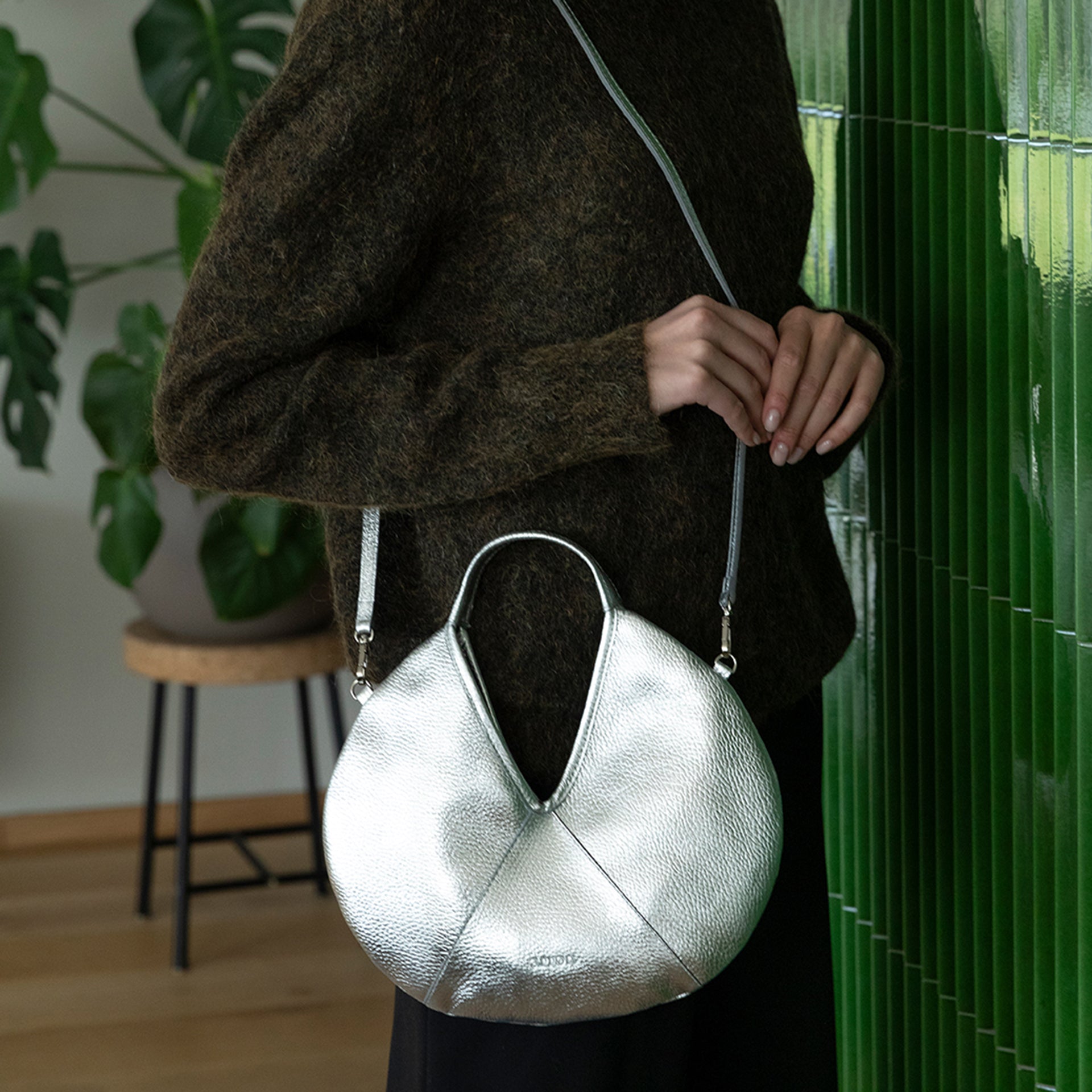 borsa mini forma rotonda hobo in pelle martellata laminata argento silver design contemporaneo minimalista brand Arron made in Italy