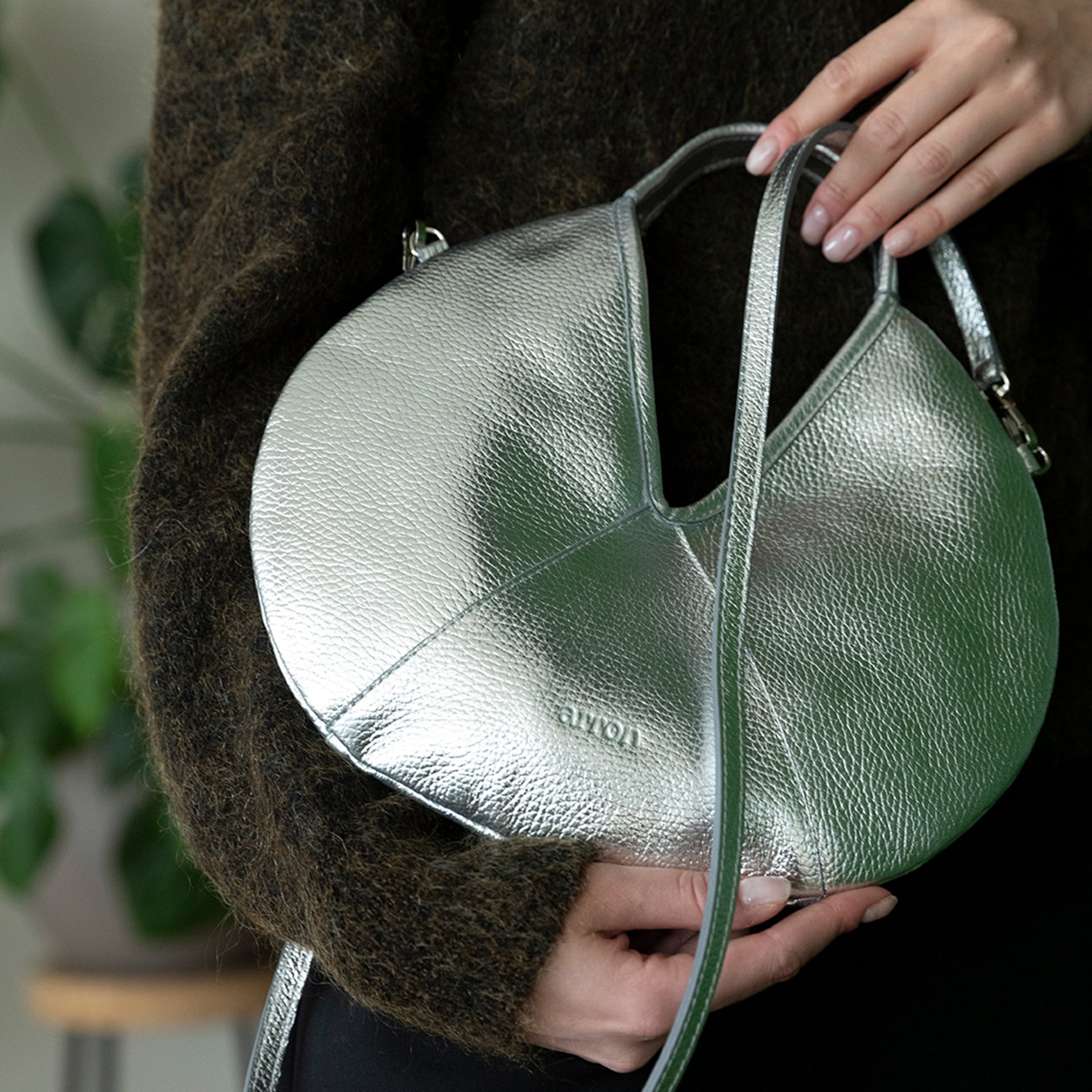 borsa mini forma rotonda hobo in pelle martellata laminata argento silver design contemporaneo minimalista brand Arron made in Italy