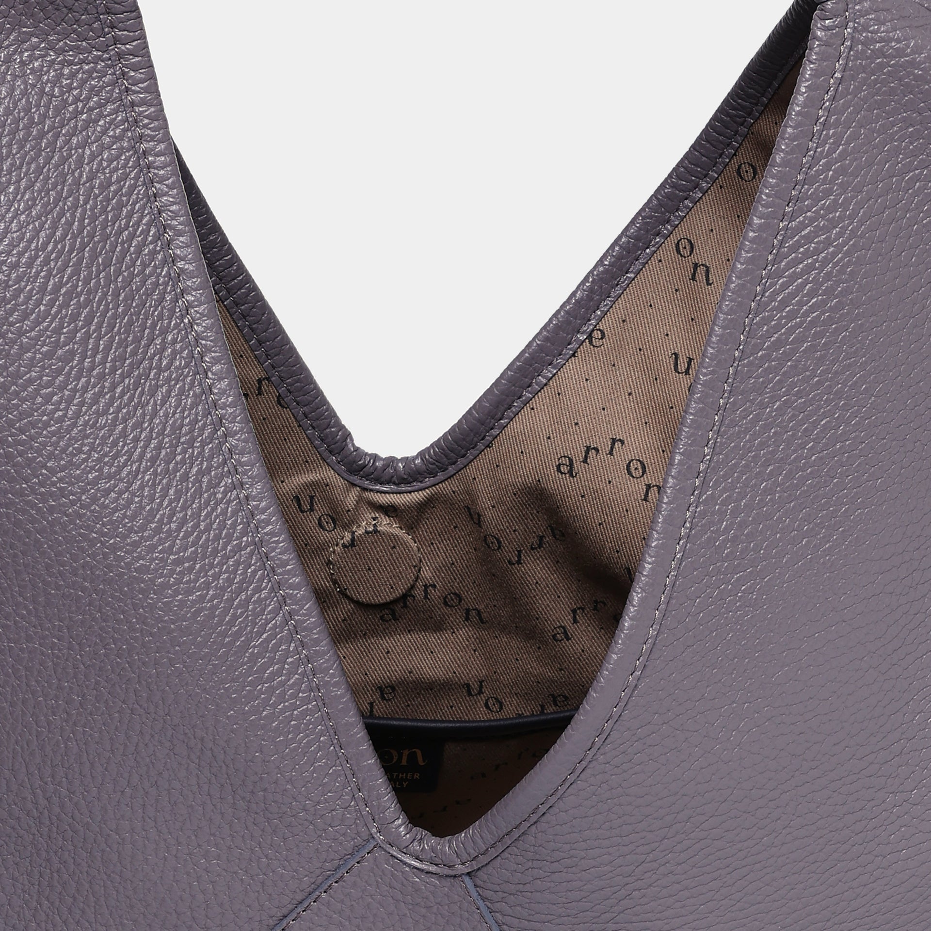 borsa forma rotonda hobo in pelle martellata grigio cenere design contemporaneo minimalista brand Arron made in Italy dettaglio interno