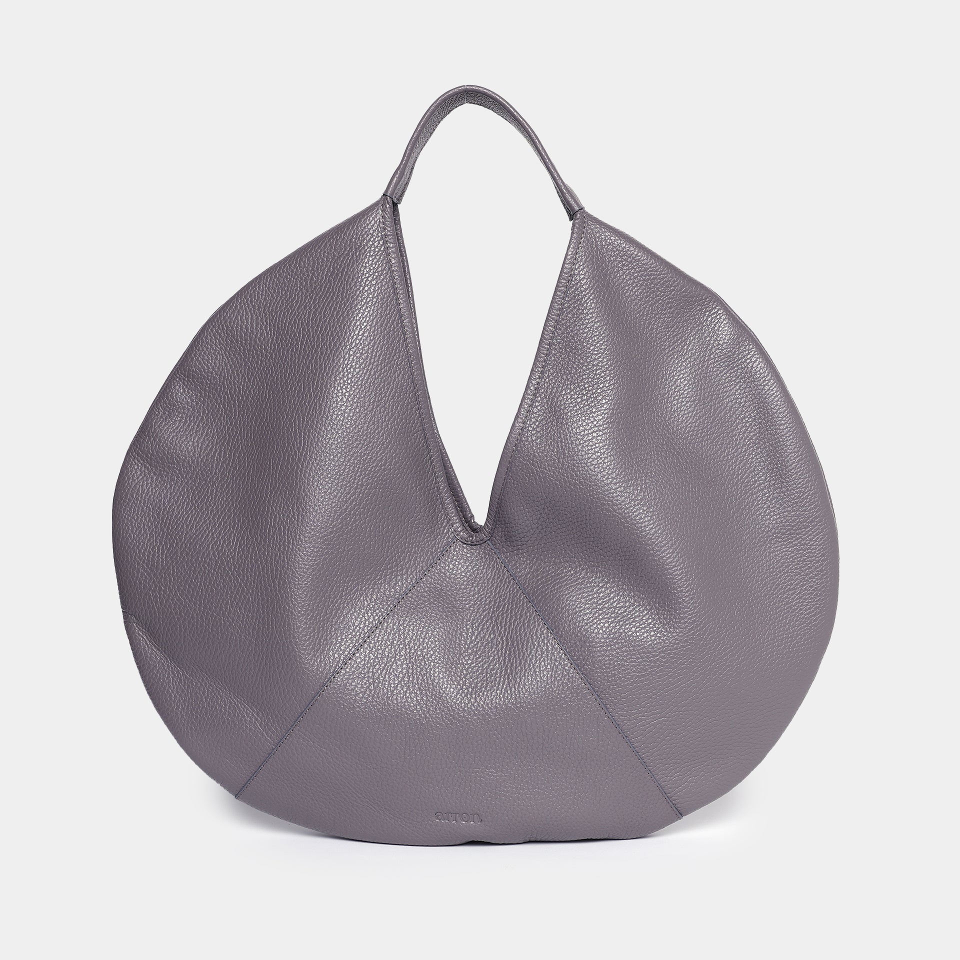 borsa forma rotonda hobo in pelle martellata grigio cenere design contemporaneo minimalista brand Arron made in Italy