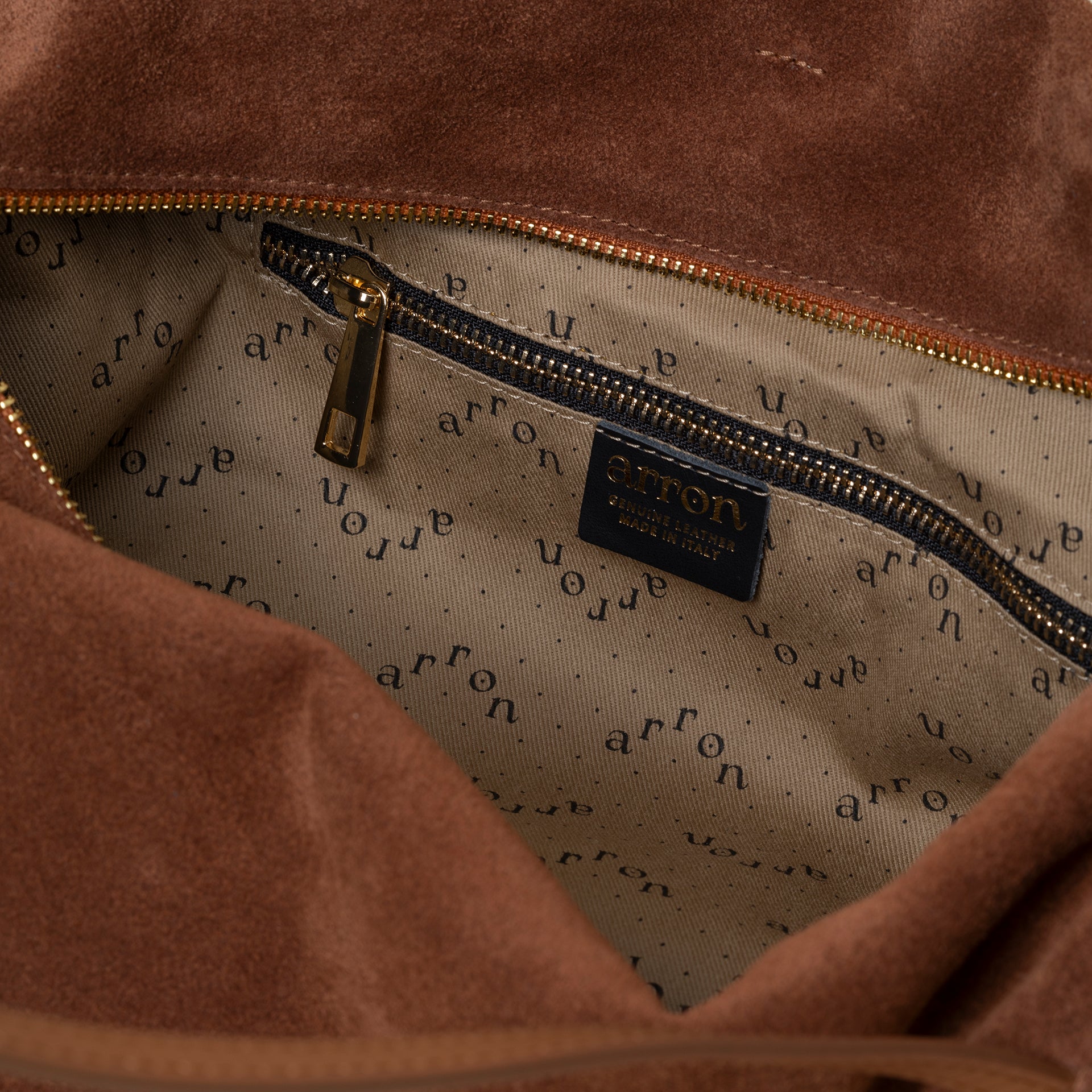 borsa east west baguette in camoscio color cognac cammello trendy minimalista marchio Arron made in Italy