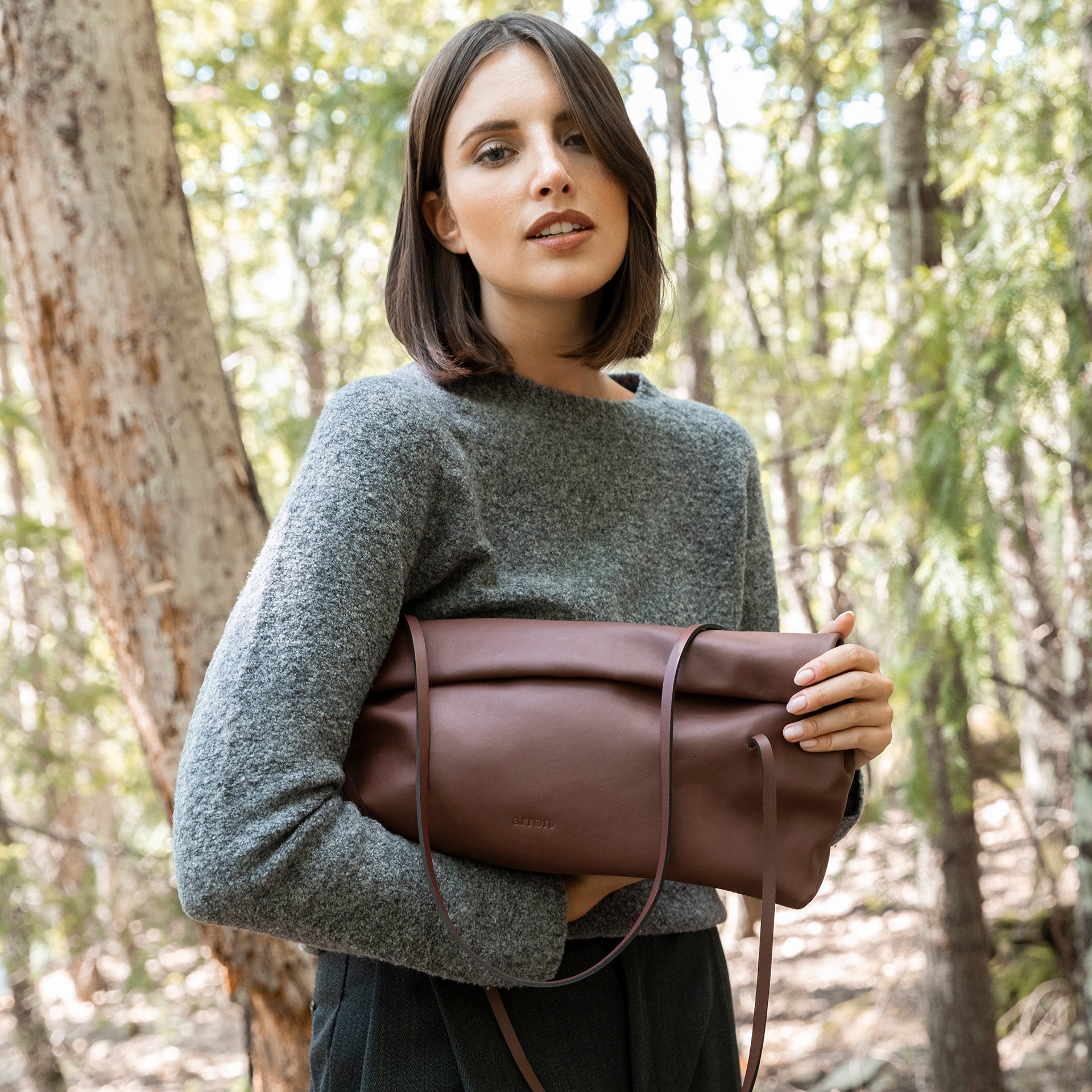 borsa east west baguette in pelle liscia color bruciato trendy minimalista marchio Arron made in Italy