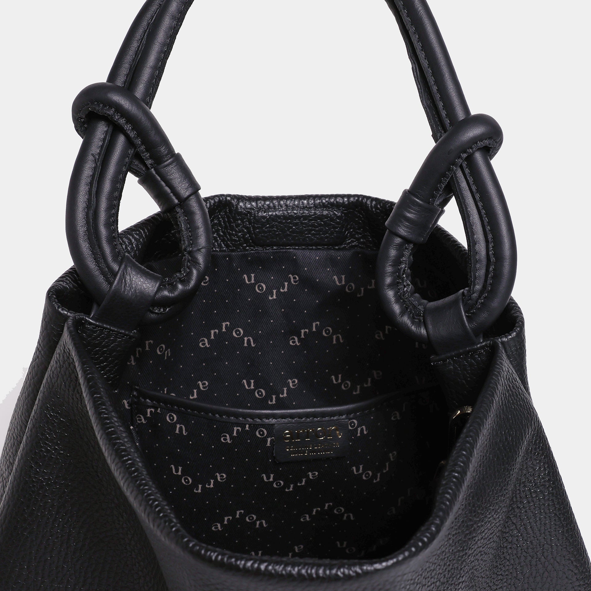 borsa hobo pelle martellata nera manico con nodi minimalista trendy design brand Arron made in Italy