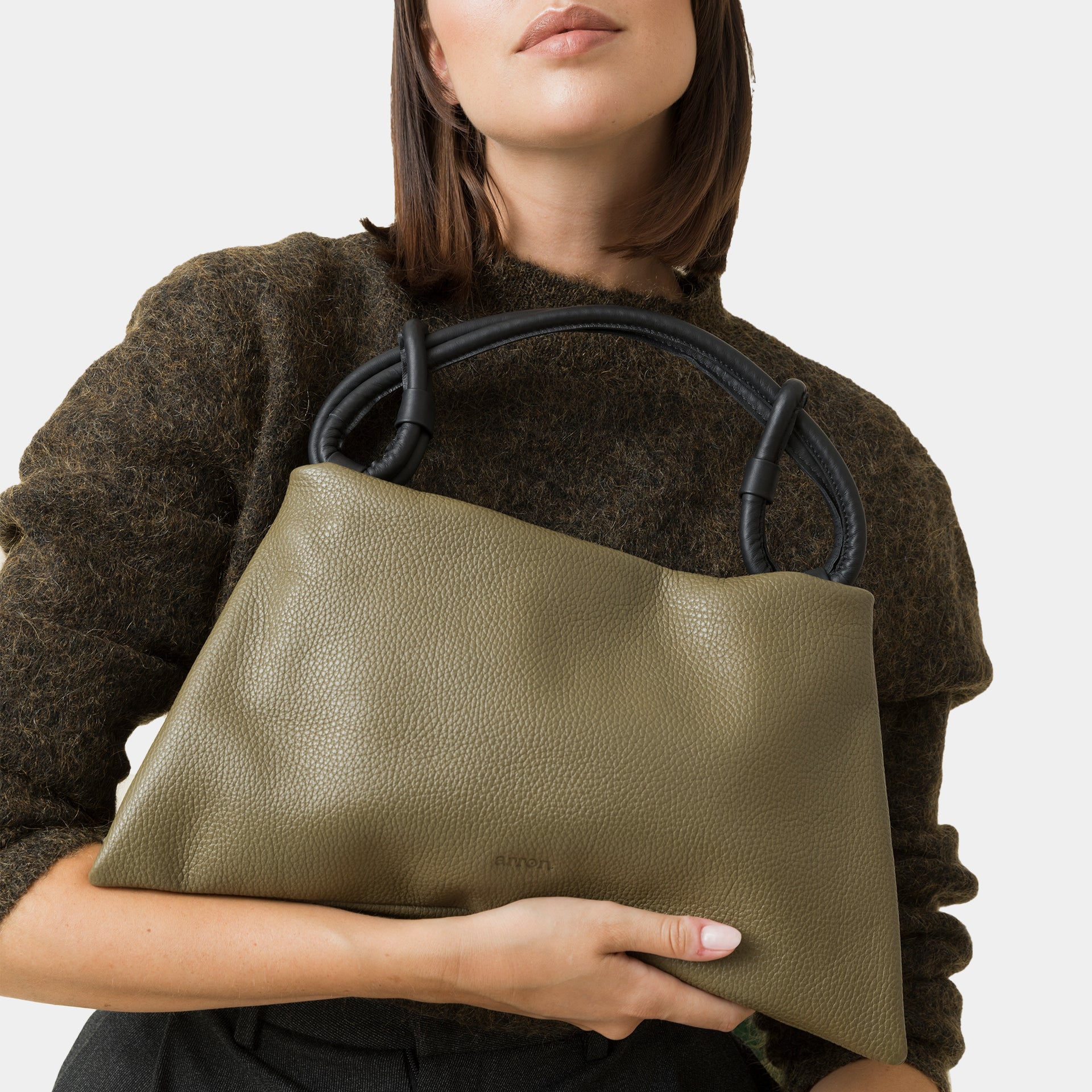 borsa hobo pelle martellata verde oliva manico con nodi minimalista trendy design brand Arron made in Italy