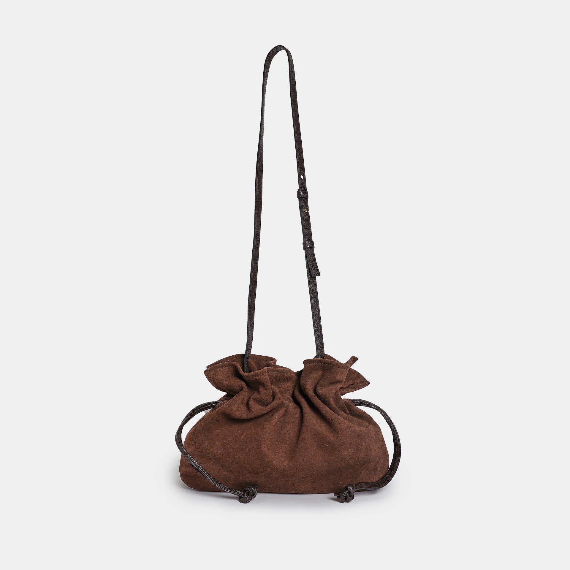 borsa a sacchetto morbida con coulisse con tracolla regolabile in camoscio cioccolato arron made in italy
