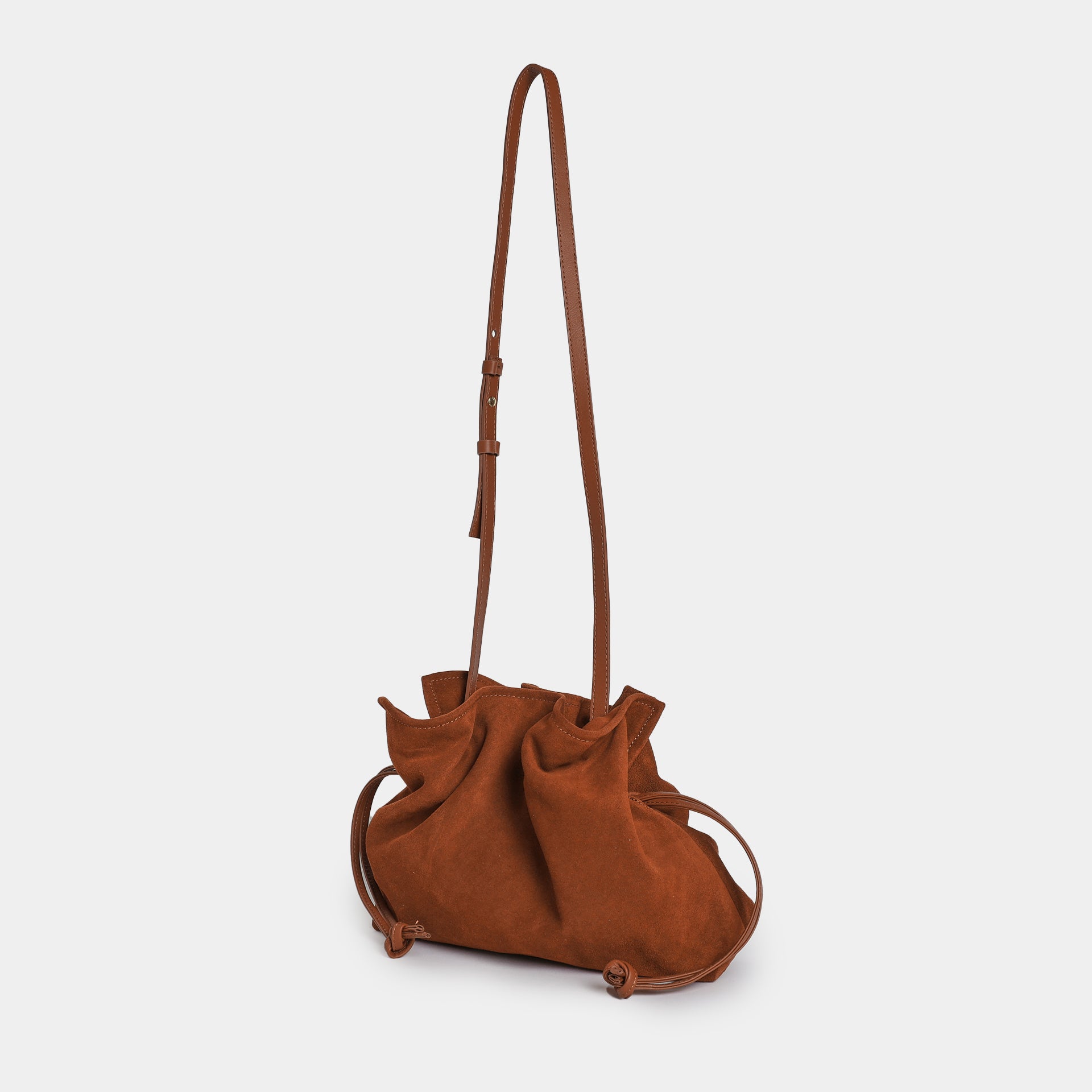borsa a sacchetto morbida con coulisse con tracolla regolabile in camoscio cognac arron made in italy