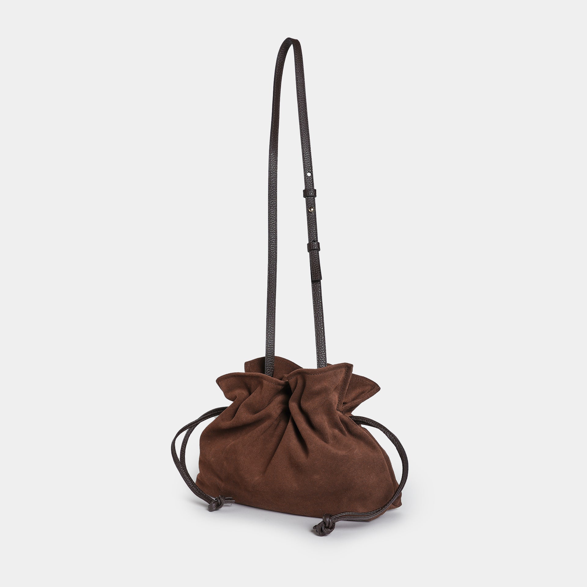borsa a sacchetto morbida con coulisse con tracolla regolabile in camoscio cioccolato arron made in italy
