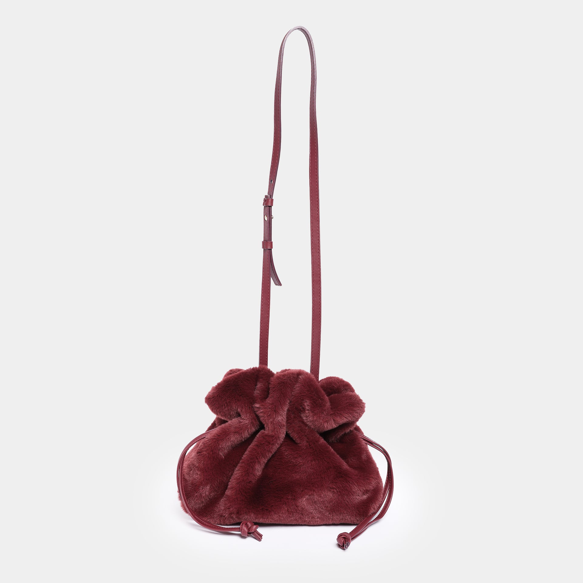 borsa a sacchetto rossana del brand Arron in ecopelliccia morbida bordeaux made in italy trendy con tracolla in pelle