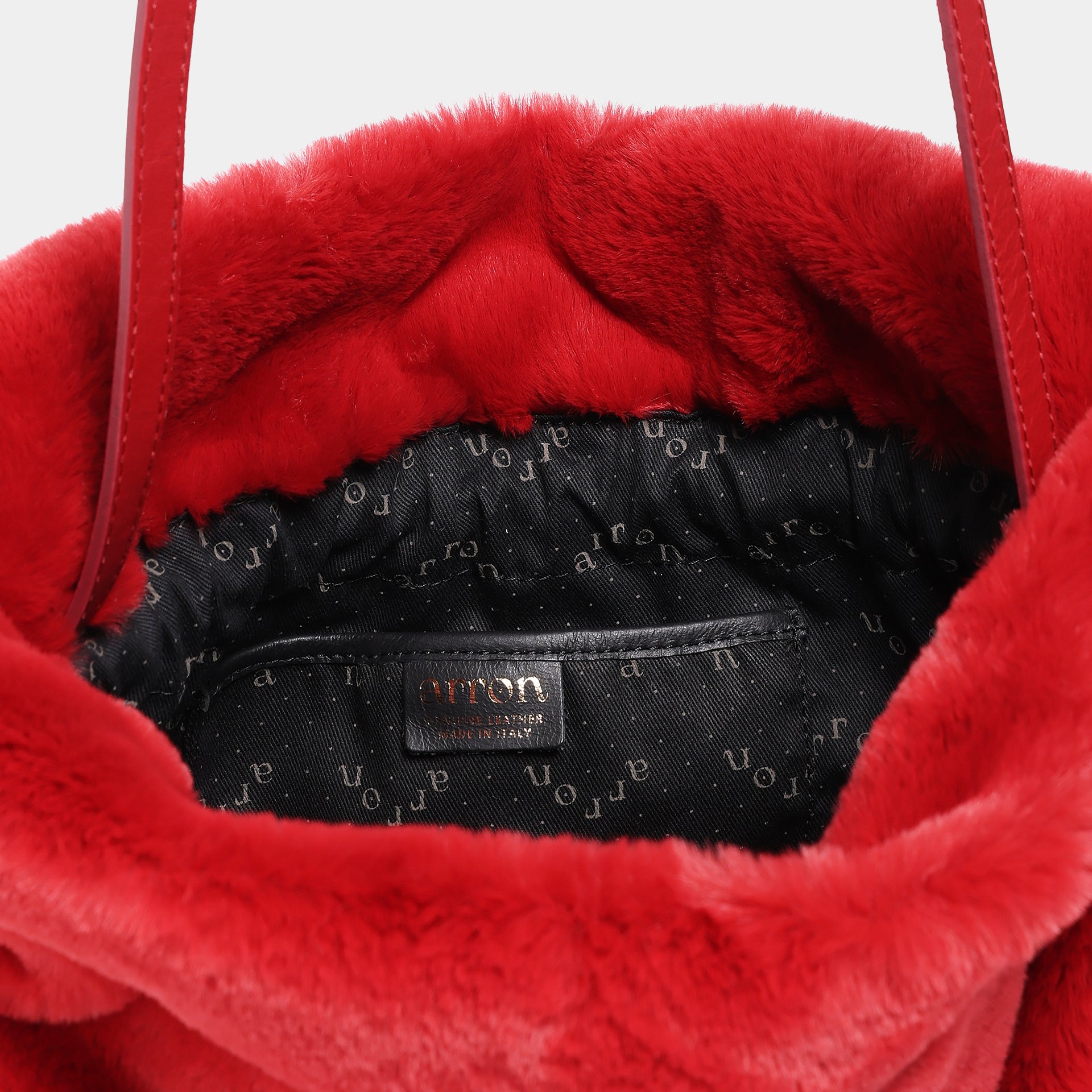 borsa a sacchetto rossana del brand Arron in ecopelliccia morbida rossa made in italy trendy