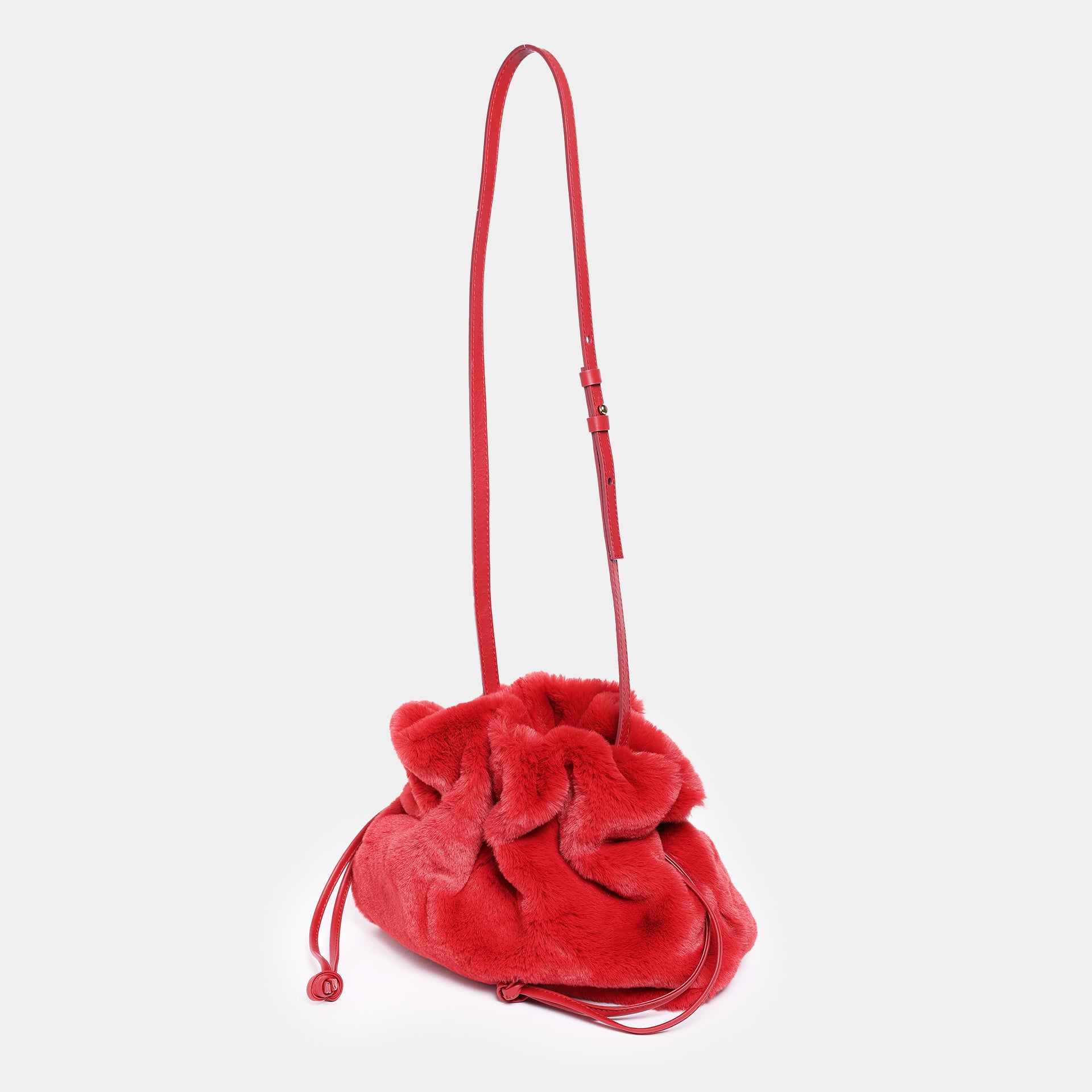 borsa a sacchetto rossana del brand Arron in ecopelliccia morbida rossa made in italy trendy