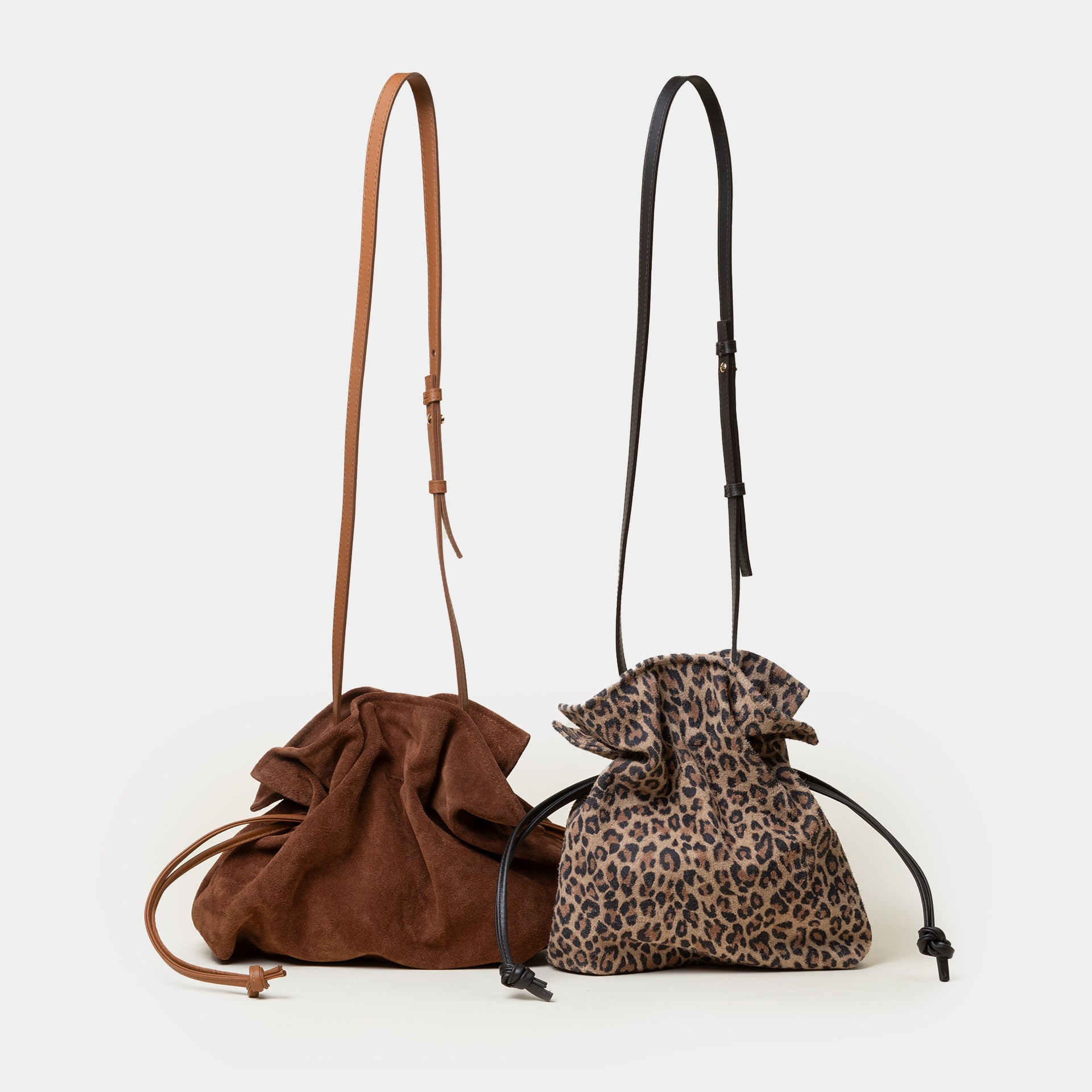 borsa a sacchetto morbida con coulisse con tracolla regolabile in camoscio cioccolato e animalier arron made in italy