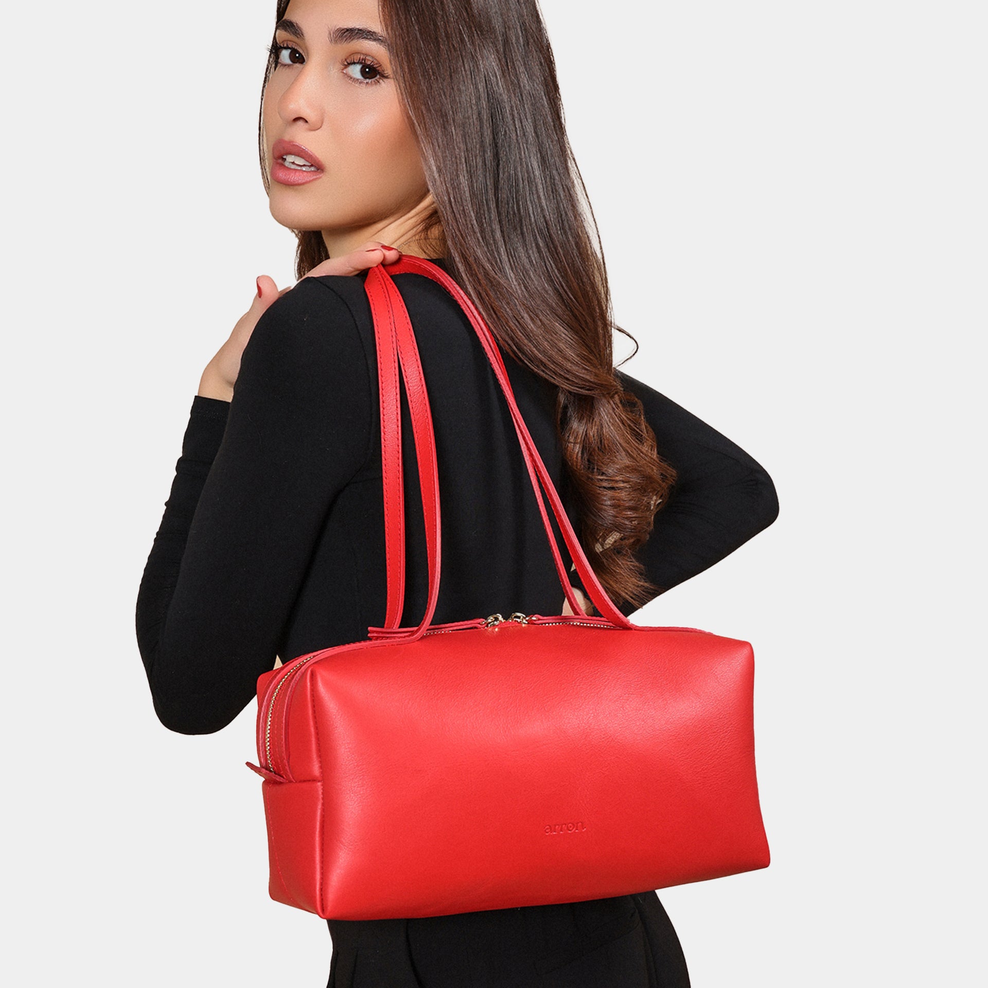 borsa bowling pelle rossa made in italy brand arron indossata