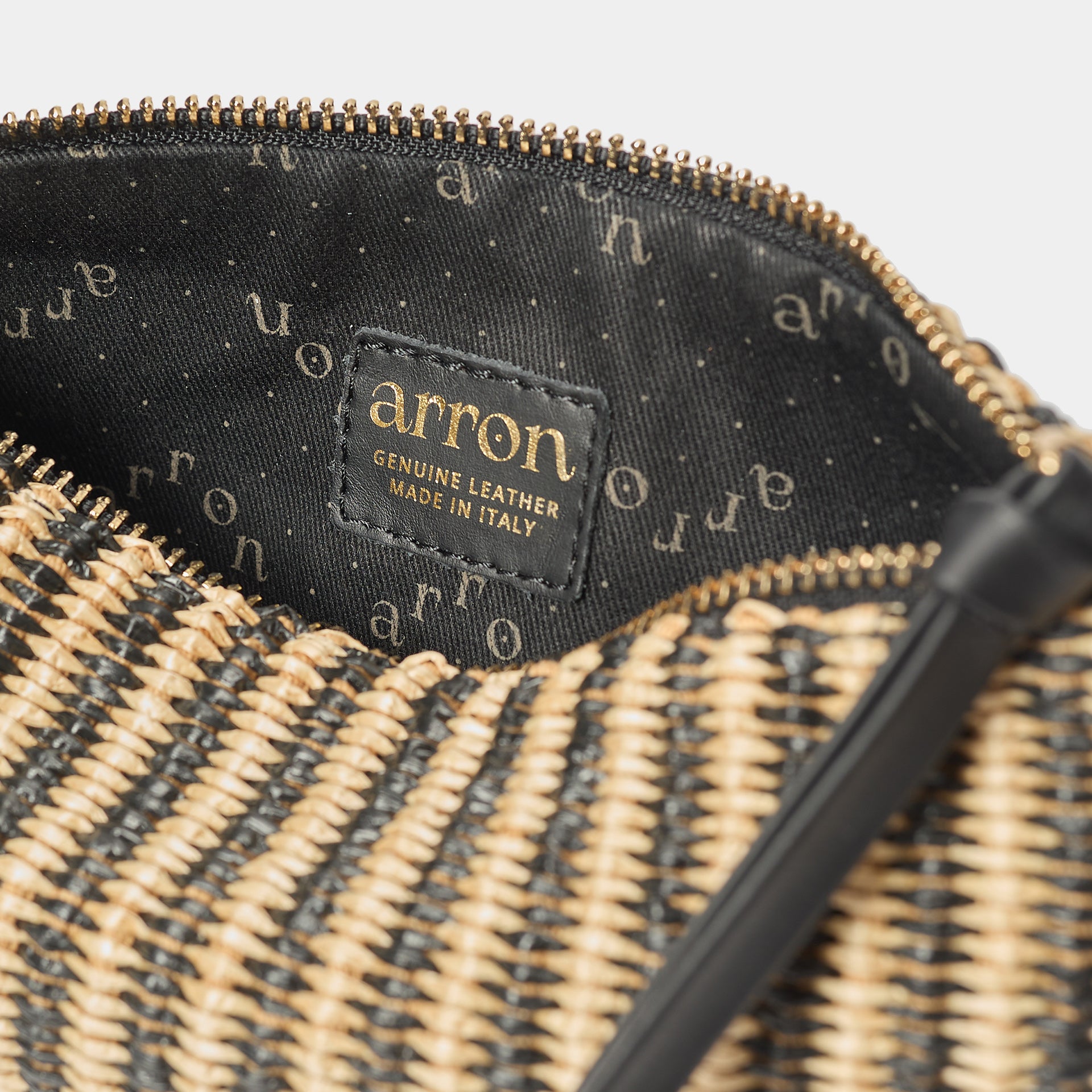 interno borsetta pochette per trucchi pouch in rafia nera Arron con zip