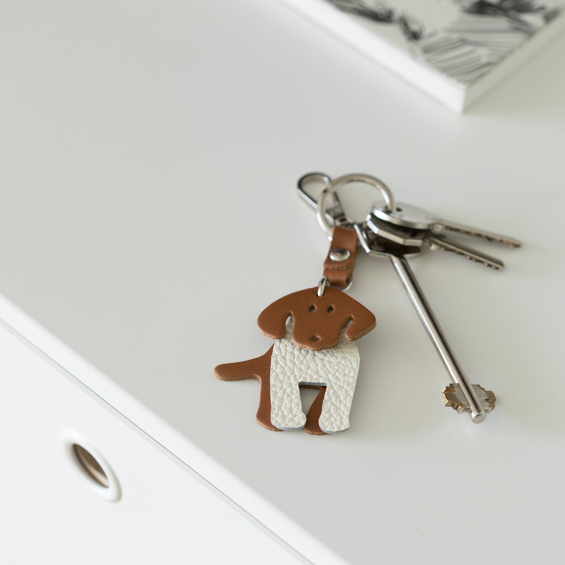 charm divertente Arron per borsa e portachiave in pelle a forma di cane marrone